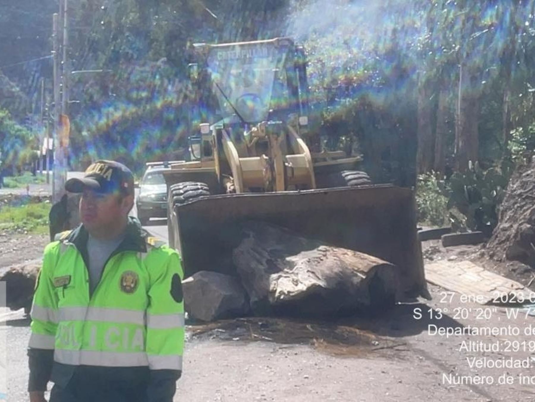 Con apoyo de maquinaria pesada la Policía Nacional desbloqueó la carretera que comunica la ciudad de Cusco con el Valle Sagrado de los Incas. Foto: ANDINA/difusión.