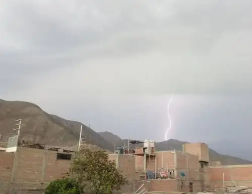 El uso de teléfonos celulares es un factor de riesgo durante una tormenta eléctrica. Foto: ANDINA/difusión.