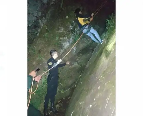 Policía Nacional rescata a seis turistas nacionales que quedaron atrapados en montaña Putucusi, ubicado cerca de la ciudadela inca de Machu Picchu, en Cusco. Foto: ANDINA/difusión.