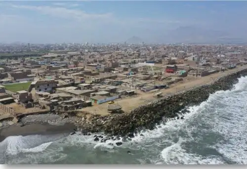 Más de S/ 400 millones invertirá el Ejecutivo en la solución del problema de la erosión costera que afecta a la provincia de Trujillo, aseguró el gobernador regional de La Libertad, César Acuña. ANDINA/Difusión