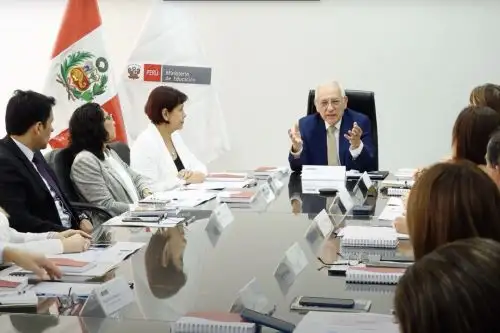 El ministro de Educación, Oscar Becerra, manifestó en la reunión que, el gran desafío es trabajar de manera conjunta para el buen inicio del año escolar 2023, pensando en cómo debería ser la educación que merecen los escolares del país. ANDINA/ Captura TV