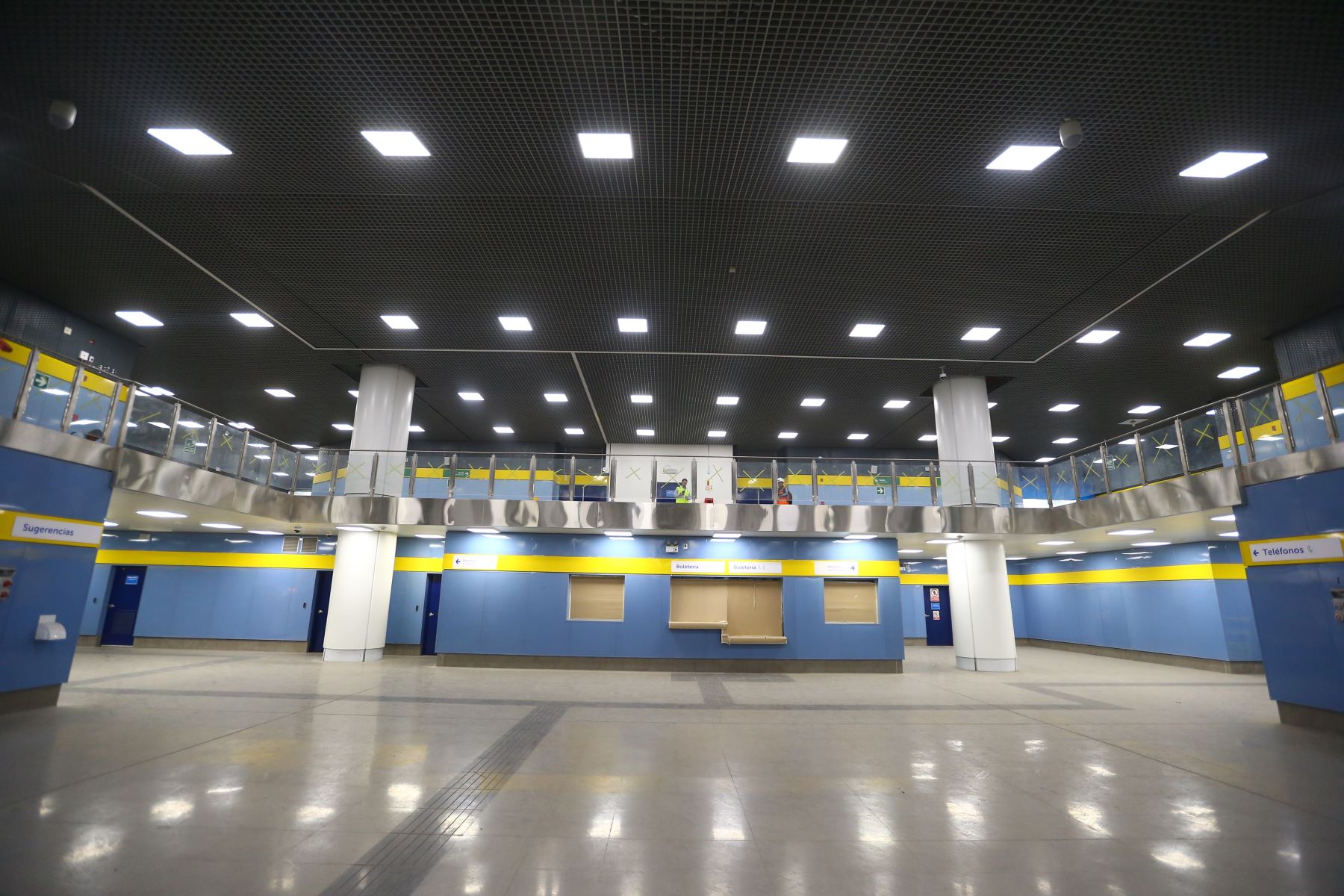 La Línea 2 del Metro de Lima y Callao contará con trenes subterráneos en un modo de conducción automático, es decir, serán operados sin conductor, y estarán monitoreados desde el Puesto Central de Operaciones (PCO), el cual es el cerebro y el corazón del sistema y ya se encuentra listo para operar.


Foto: ANDINA/Ricardo Cuba