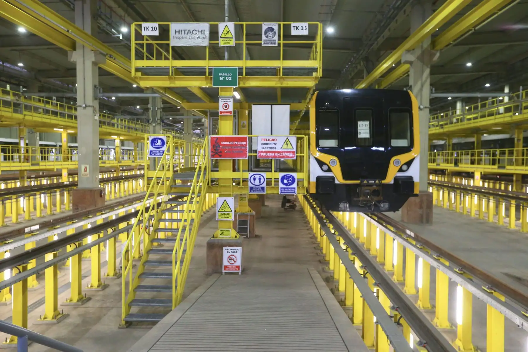 La Línea 2 del Metro de Lima y Callao contará con trenes subterráneos en un modo de conducción automático, es decir, serán operados sin conductor, y estarán monitoreados desde el Puesto Central de Operaciones (PCO), el cual es el cerebro y el corazón del sistema y ya se encuentra listo para operar.


Foto: ANDINA/Ricardo Cuba