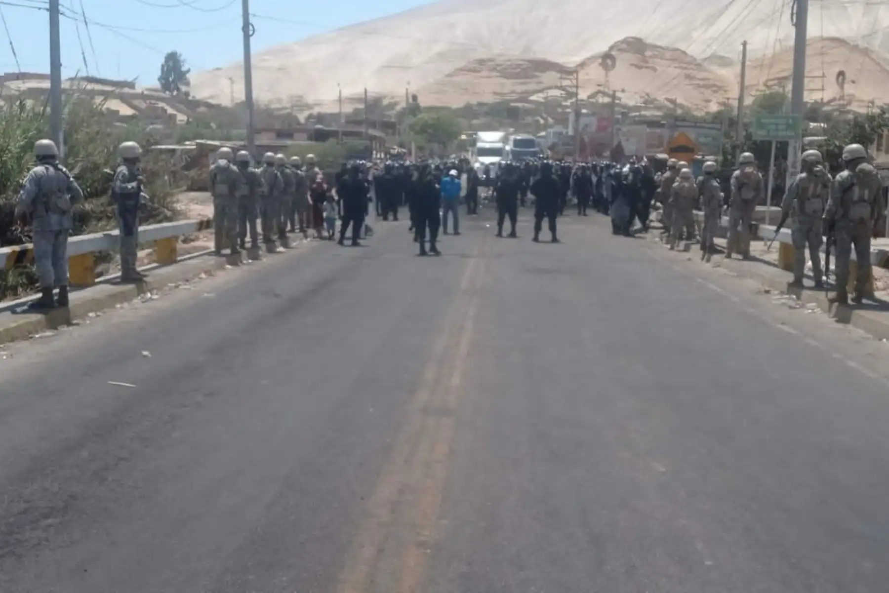 Unos 200 efectivos del Ejército apoyaron a la Policía Nacional en el despeje del puente Camaná, en la región Arequipa.