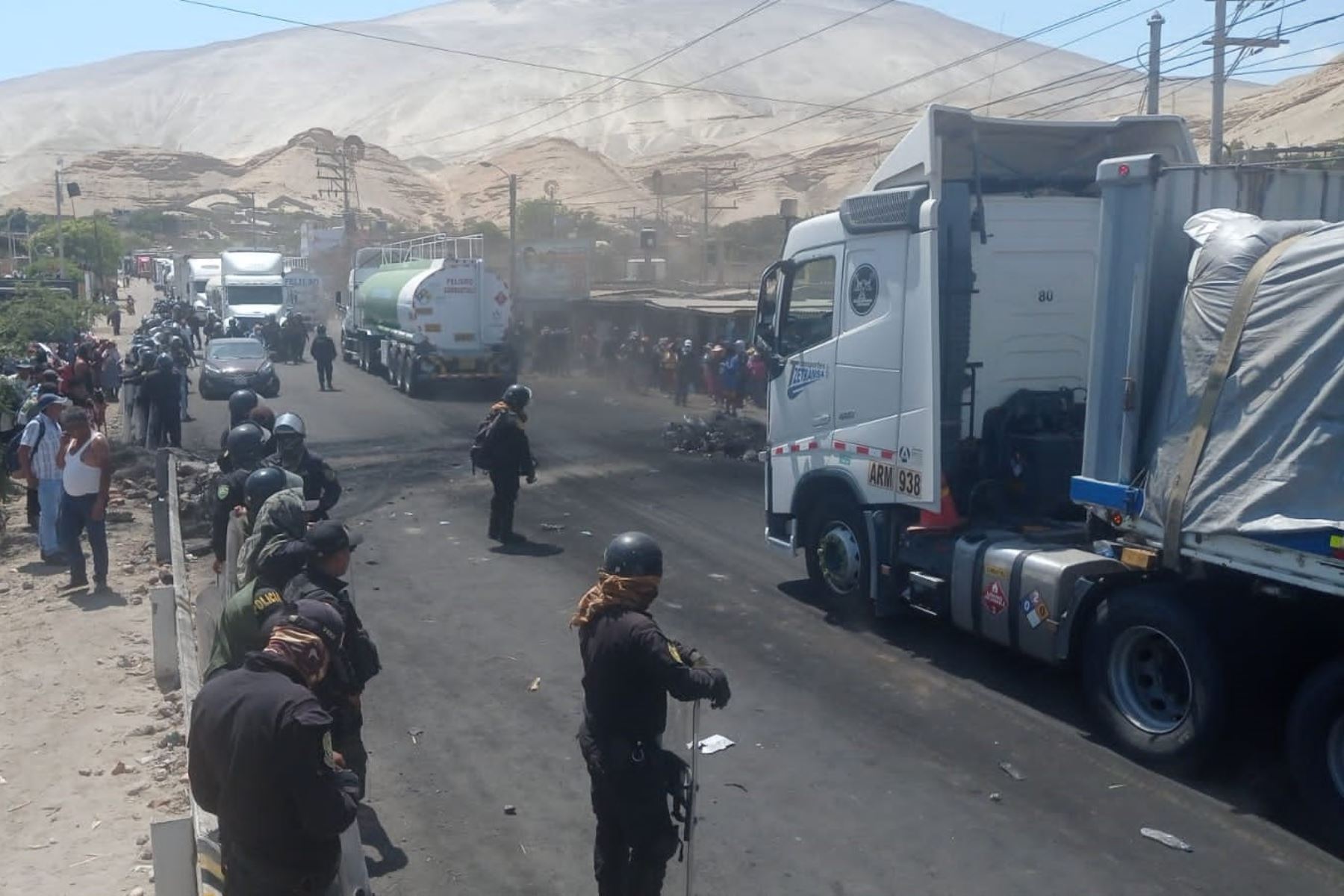 Unos 200 efectivos del Ejército apoyaron a la Policía Nacional en el despeje del puente Camaná, en la región Arequipa.