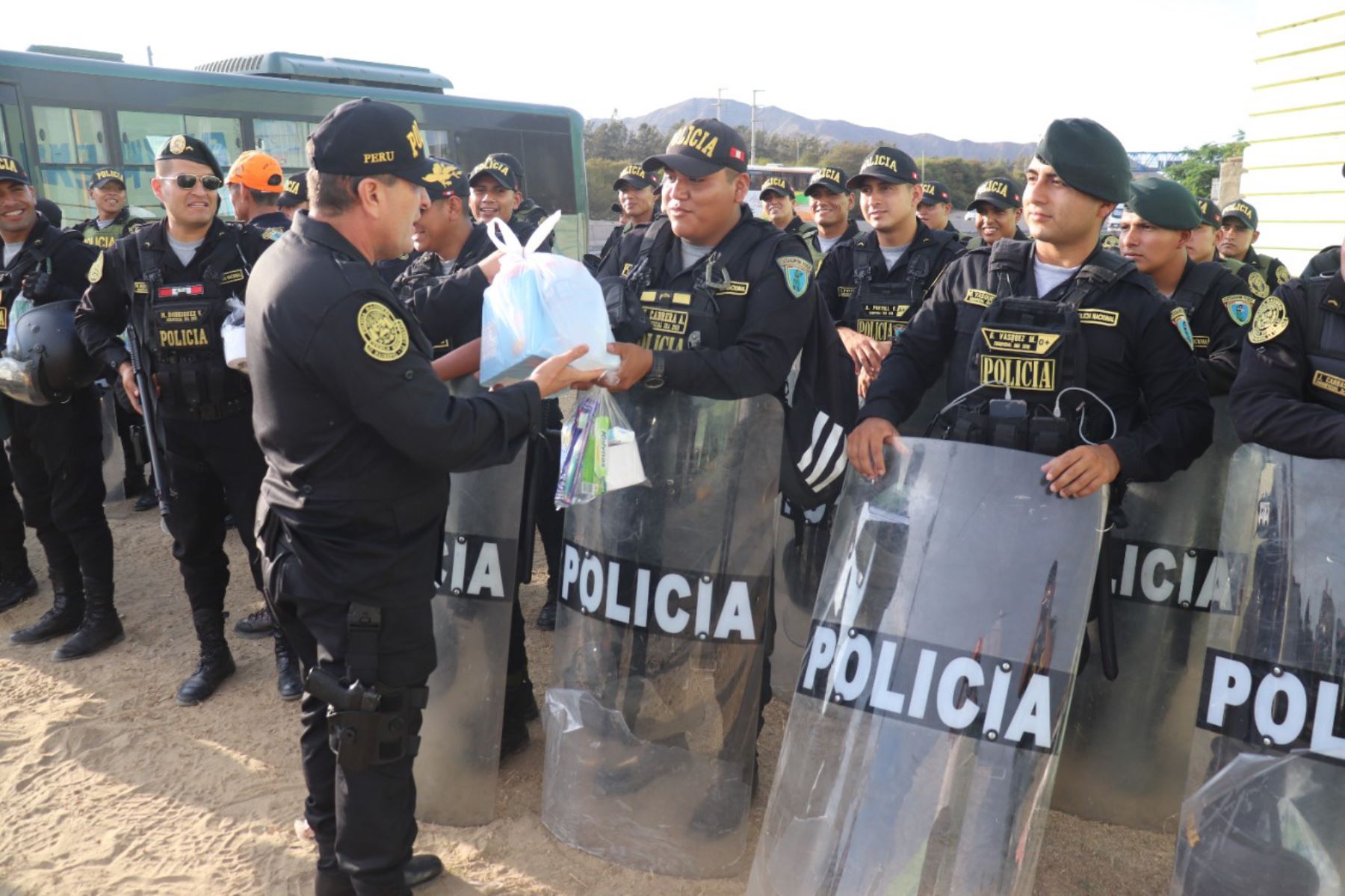 Los efectivos de la Policía Nacional y el Ejército recibieron kits con artículos de aseo, agua y alimentos. Foto: Cortesía Luis Puell