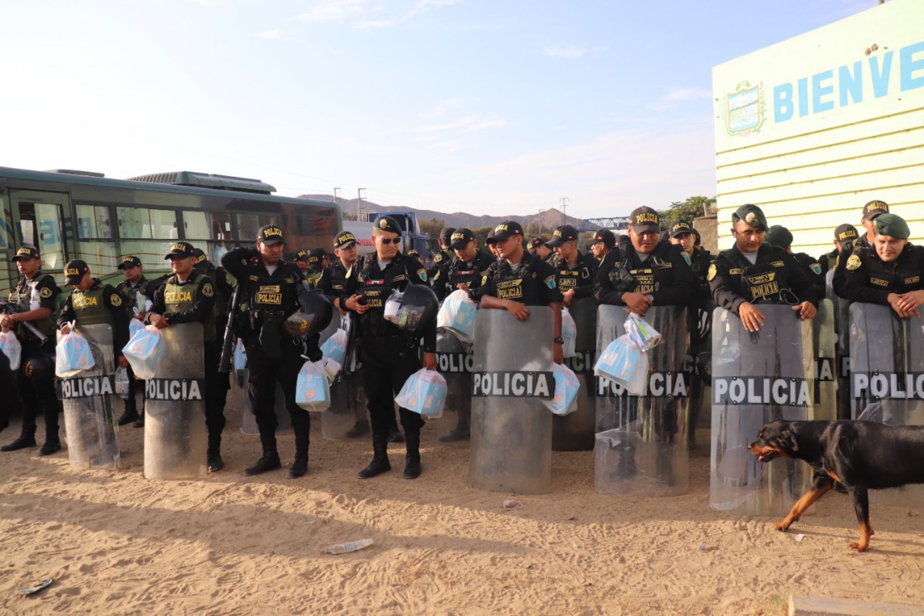 Los efectivos de la Policía Nacional y el Ejército recibieron kits con artículos de aseo, agua y alimentos. Foto: Cortesía Luis Puell