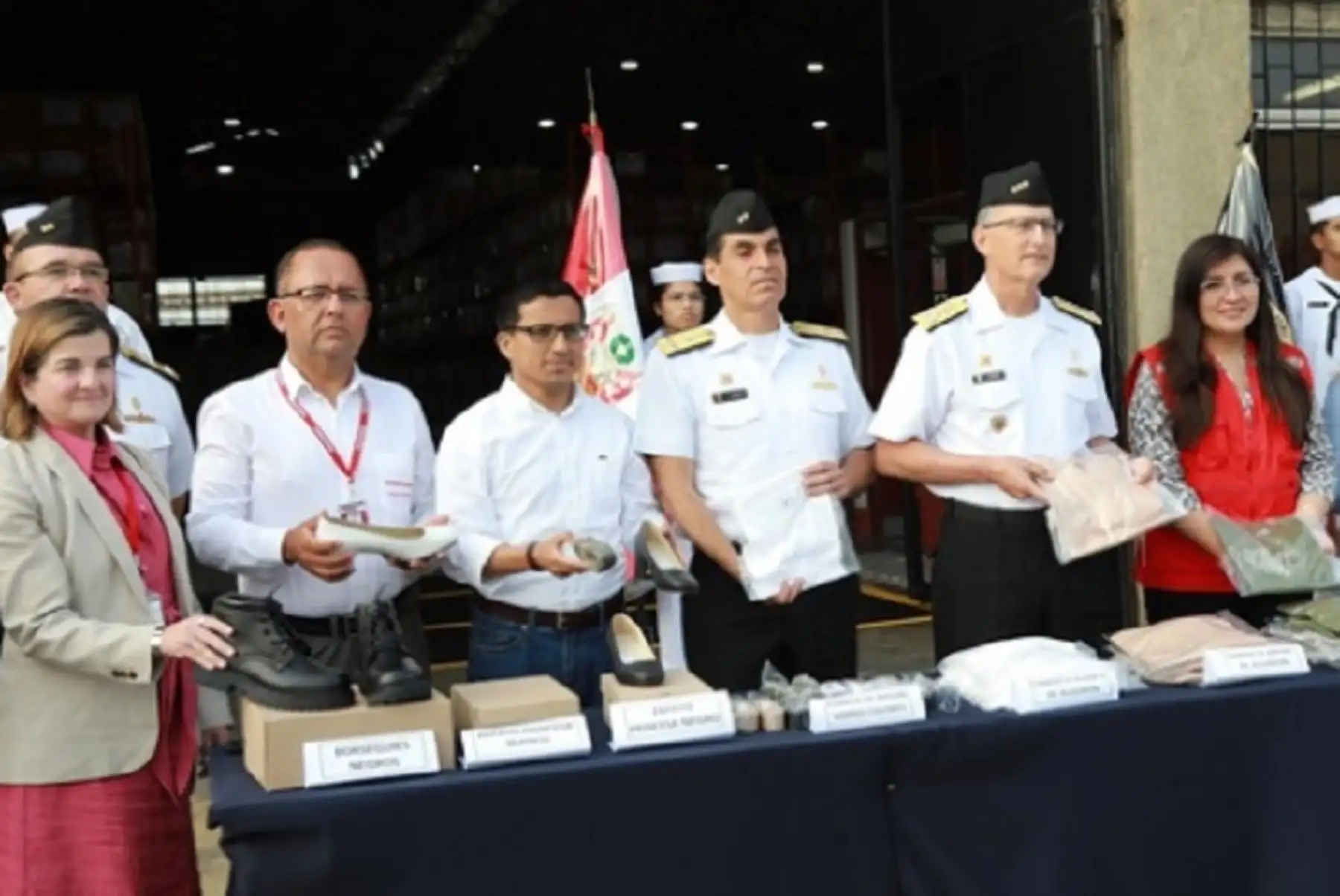 El Ministerio de Desarrollo e Inclusión Social (Midis), a través del Foncodes y el Núcleo Ejecutor de Compras del Ministerio de Defensa, entregaron un lote 10,150 prendas de vestir y calzado para el personal de la Marina de Guerra del Perú, en el marco del programa Compras a MYPErú, estrategia articulada que tiene como objetivo dinamizar la economía del sector de las micro y pequeñas empresas (mype) y sus cadenas productivas.