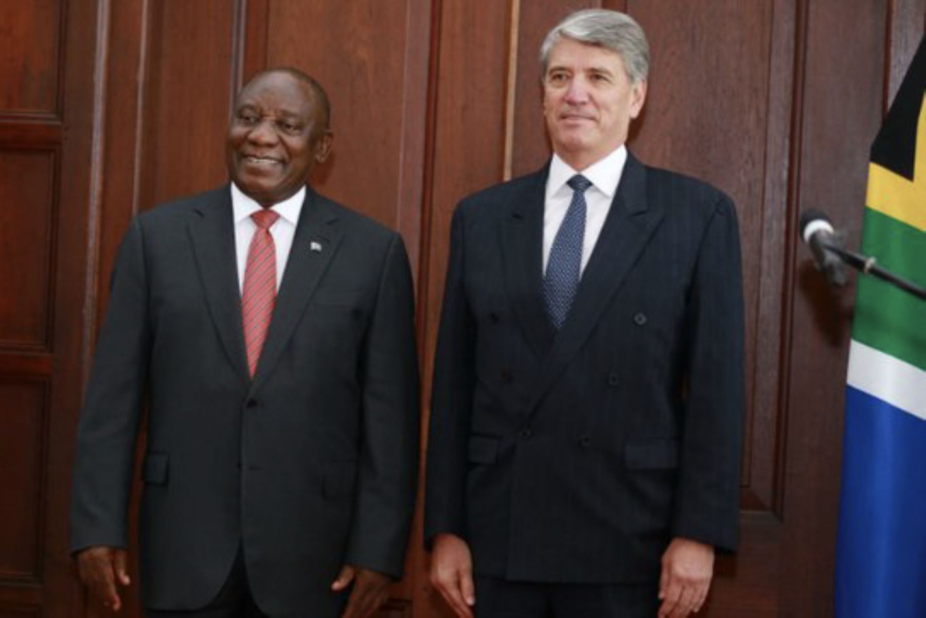 Embajador de Perú en Sudáfrica, Jorge Félix Rubio Correa, y presidente de Sudáfrica, Cyril Ramaphosa.