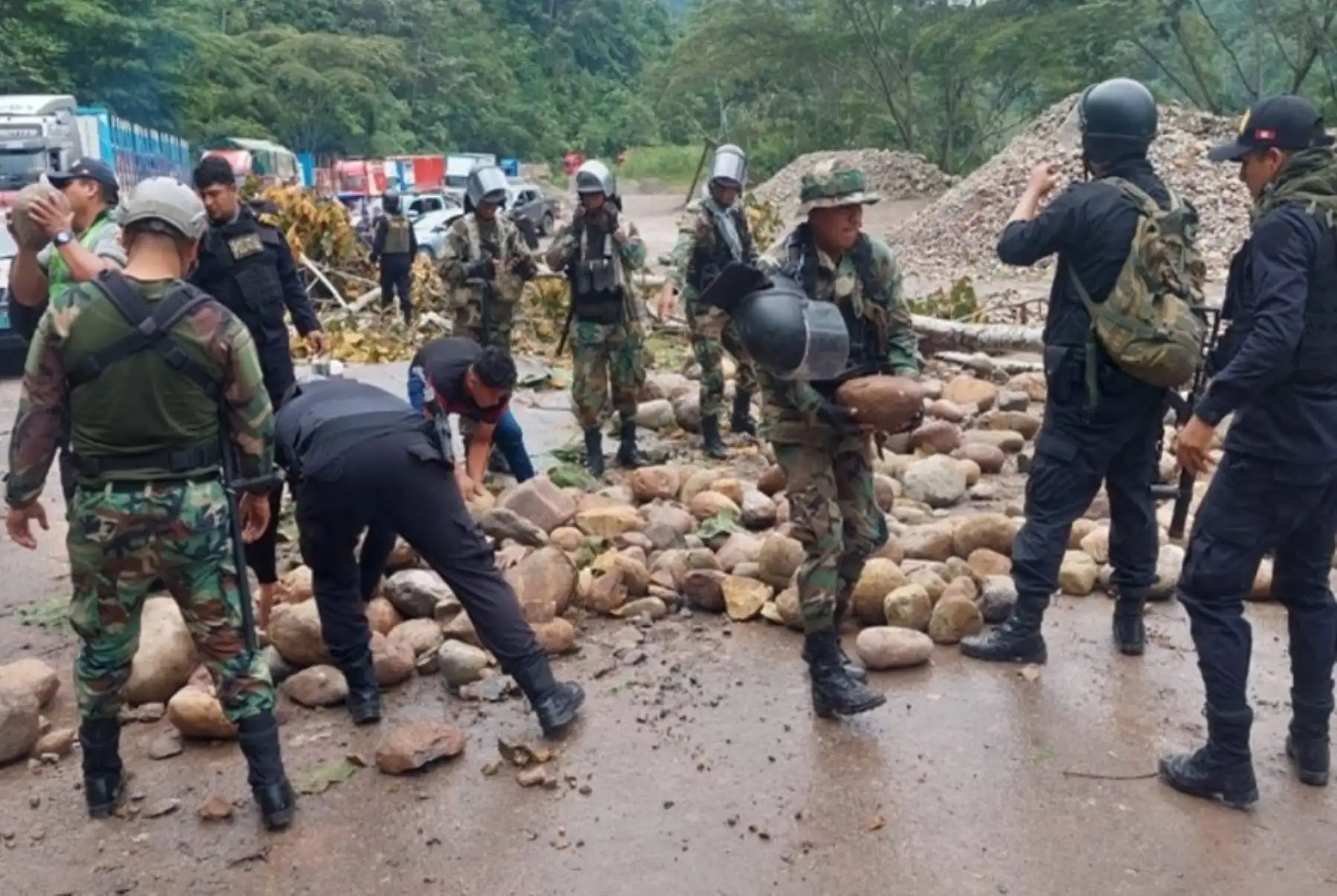 La Policía Nacional del Perú (PNP) liberó hoy seis puntos que permanecían bloqueados por piquetes de manifestantes entre los kilómetros 130 y 214 de la carretera Federico Basadre, en la región Ucayali, con lo cual se  permitió nuevamente el libre tránsito de vehículos de todo tipo, sobre todo, los que transportan productos de primera necesidad y combustible.