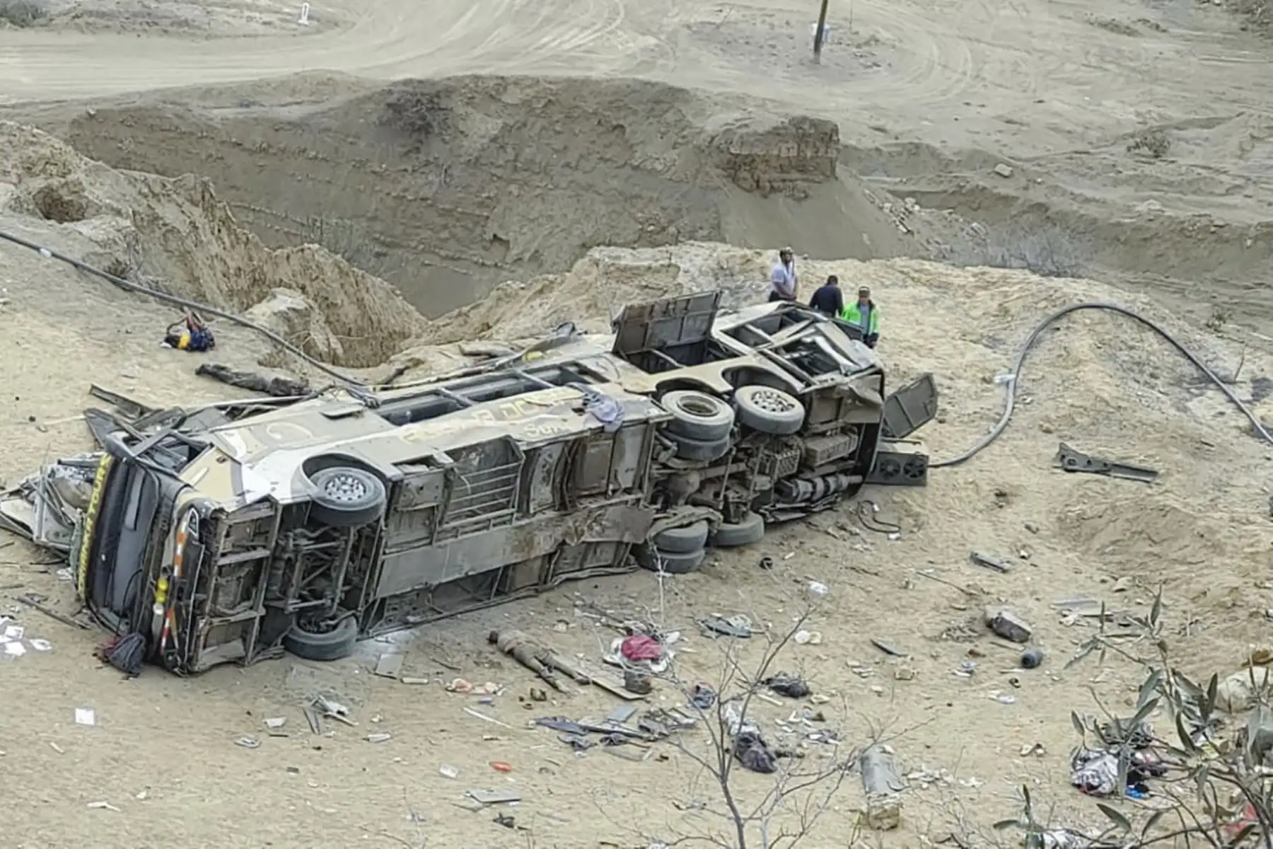 El ómnibus siniestrado lo conducía Jesús Eladio Flores Navarro, quien también falleció. AFP