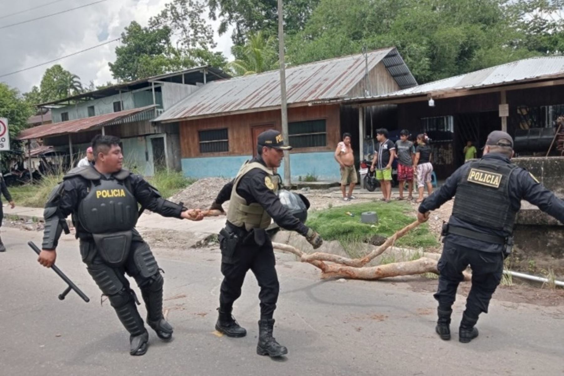 En Ucayali, efectivos de la Policía del Perú lograron desbloquear la carretera Federico Basadre, que había sido obstruida en 6 puntos.Los kilómetros liberados son: 130, 138, 152, 161, 190 y 214.Foto Twitter @MininterPeru
