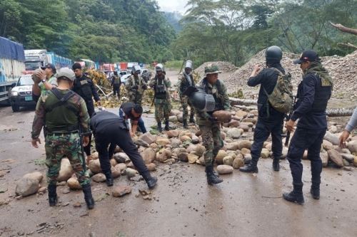 Policía Nacional del Perú y Fuerzas Armadas desbloquean carreteras en el interior del país.