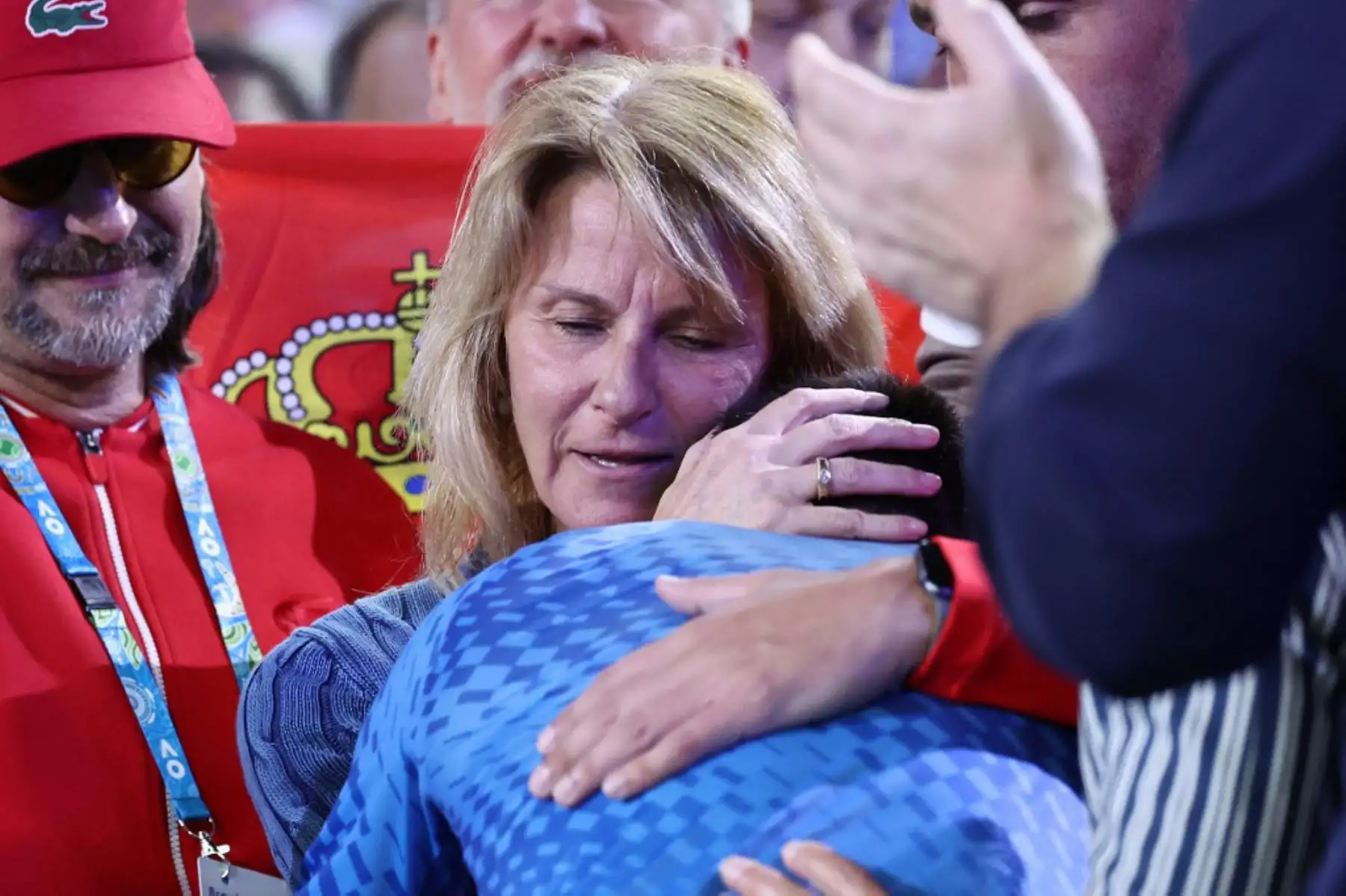 El serbio Novak Djokovic abraza a su madre Dijana Djokovic mientras celebra la victoria en el partido final contra Stefanos Tsitsipas de Grecia del Abierto de Australia en Melbourne. Foto: AFP