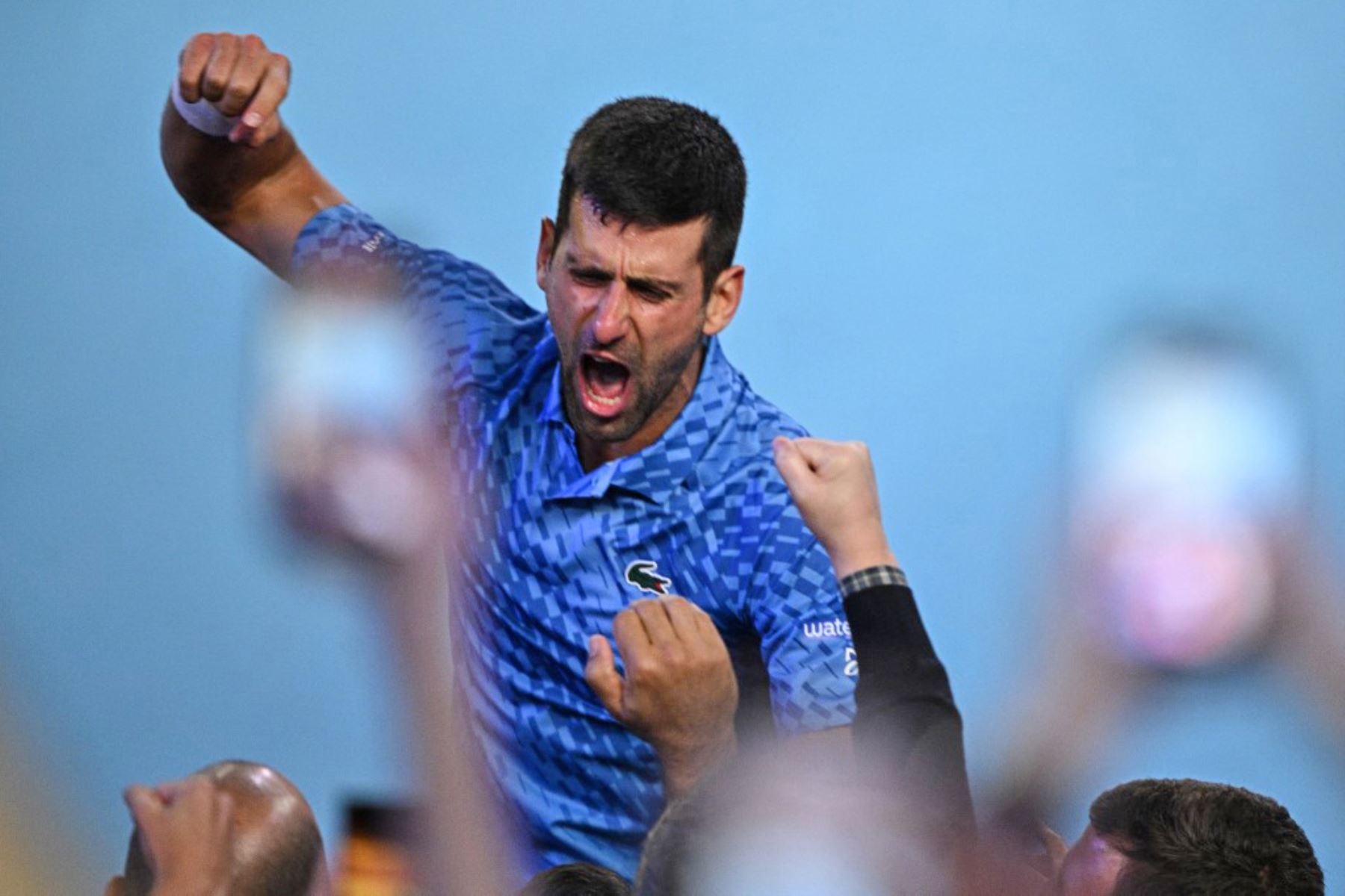 Novak Djokovic de Serbia celebra su victoria contra Stefanos Tsitsipas de Grecia durante la final del torneo de tenis del Abierto de Australia en Melbourne. Foto: AFP