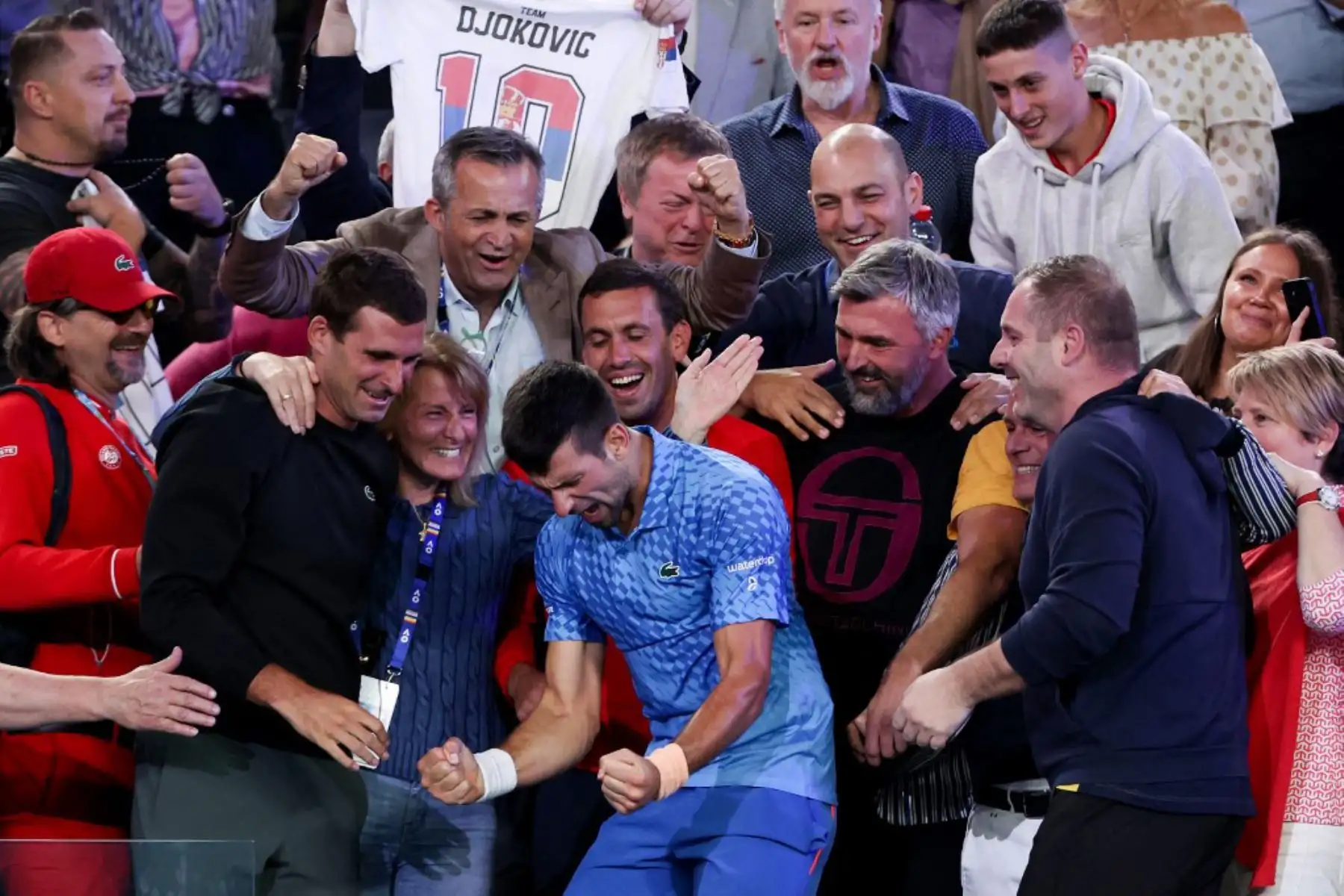 Novak Djokovic de Serbia celebra su victoria contra Stefanos Tsitsipas de Grecia durante la final del torneo de tenis del Abierto de Australia en Melbourne. Foto: AFP