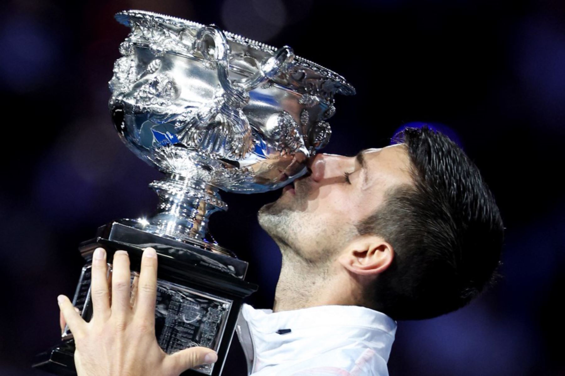 Novak Djokovic de Serbia posa con la Norman Brookes Challenge Cup después de su victoria contra Stefanos Tsitsipas de Grecia durante la final del torneo de tenis del Abierto de Australia en Melbourne. Foto: AFP