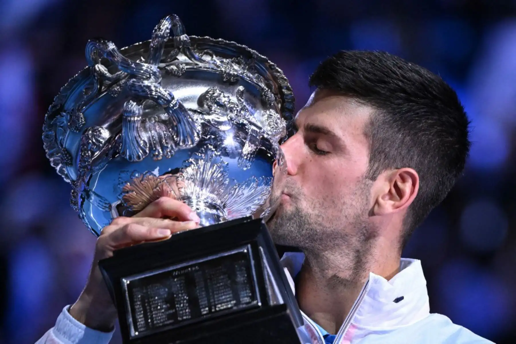 Novak Djokovic de Serbia posa con la Norman Brookes Challenge Cup después de su victoria contra Stefanos Tsitsipas de Grecia durante la final del torneo de tenis del Abierto de Australia en Melbourne. Foto: AFP