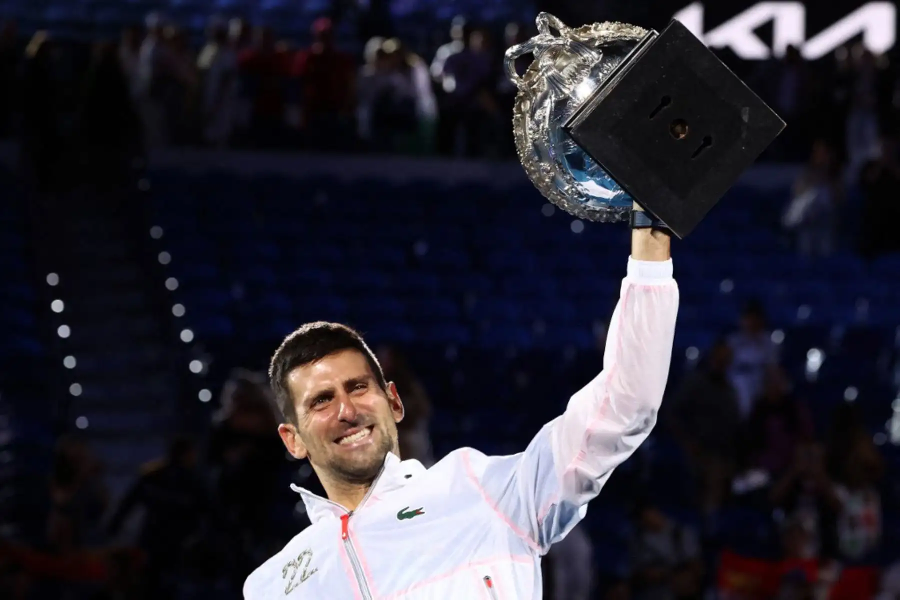 Novak Djokovic de Serbia posa con la Norman Brookes Challenge Cup después de su victoria contra Stefanos Tsitsipas de Grecia durante la final del torneo de tenis del Abierto de Australia en Melbourne. Foto: AFP