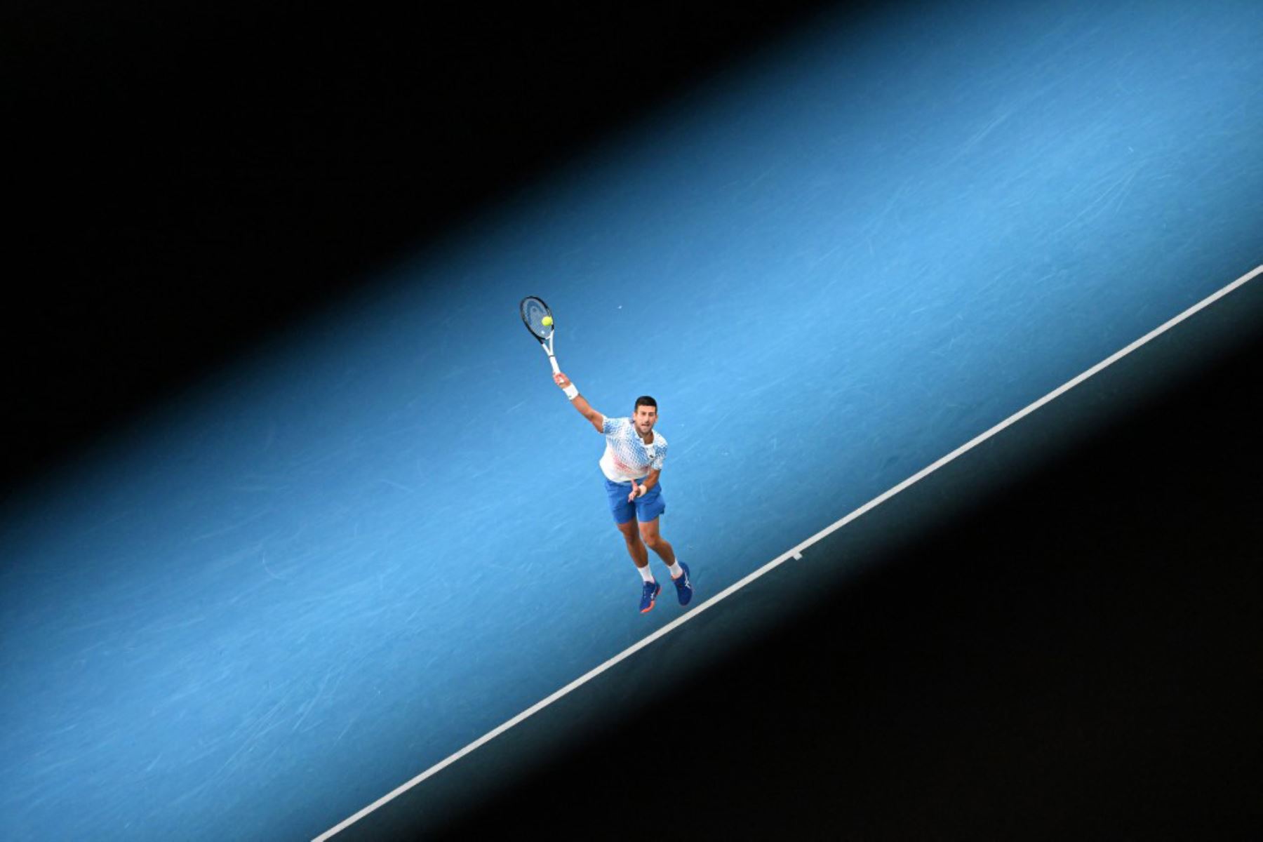 El serbio Novak Djokovic devuelve la pelota contra el griego Stefanos Tsitsipas durante la final de individuales del torneo de tenis del Abierto de Australia en Melbourne. Foto: AFP