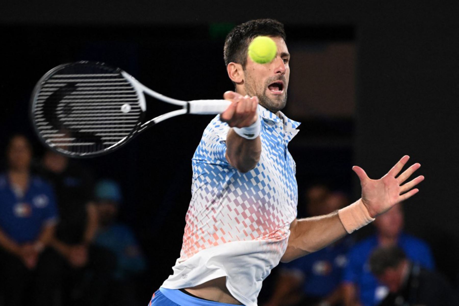 El serbio Novak Djokovic devuelve la pelota contra el griego Stefanos Tsitsipas durante la final de individuales del torneo de tenis del Abierto de Australia en Melbourne. Foto: AFP