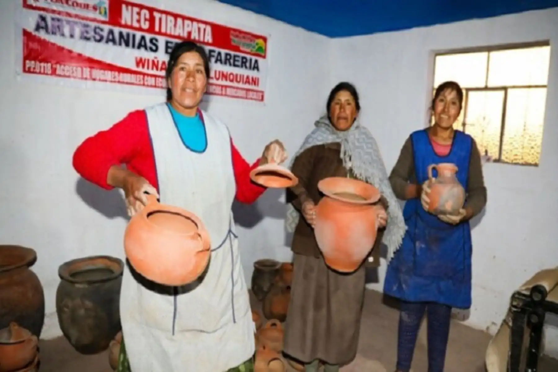 Mabel Machaca, junto a un grupo de amigas, diseñaron el emprendimiento para la elaboración de fogones, ollas de todo tamaño y raquis.