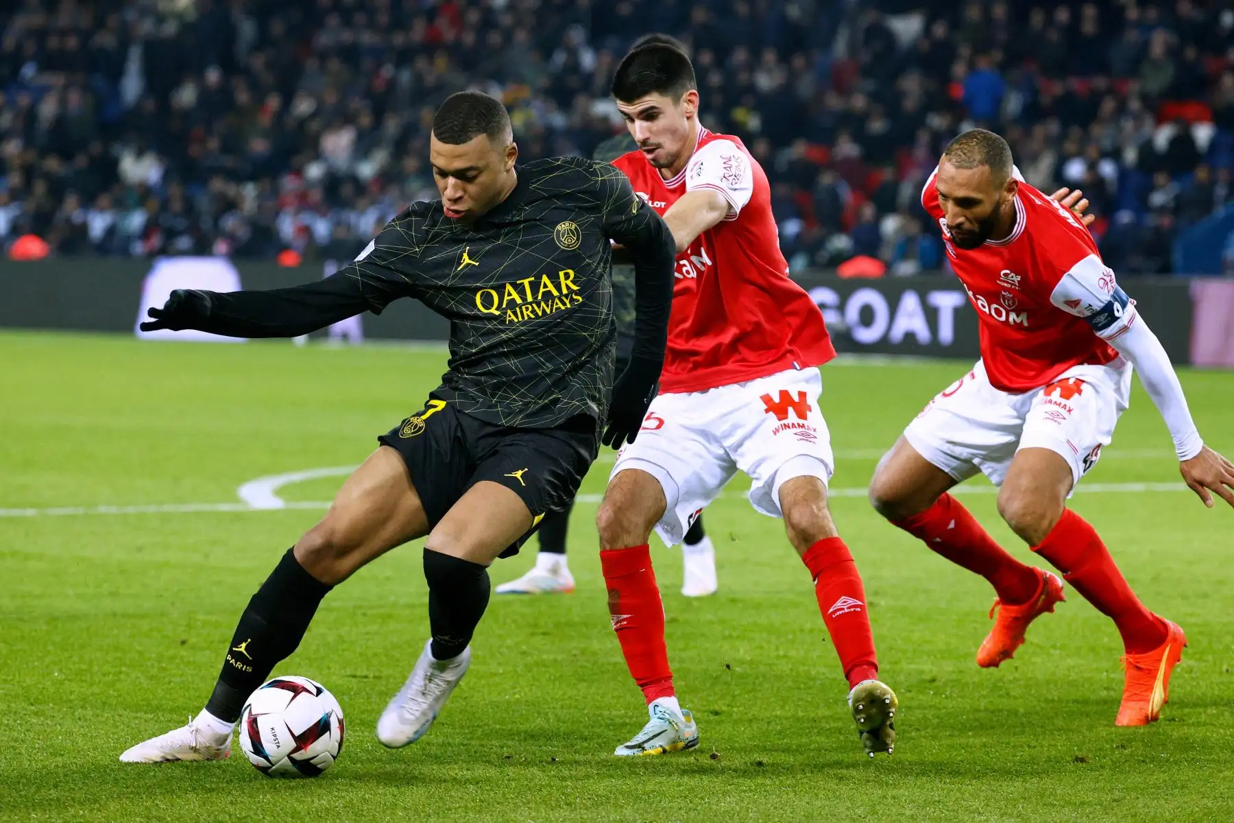 El delantero francés del Paris Saint-Germain, Kylian Mbappe (L), lucha por el balón con el defensor belga de Reims, Thibault de Smet (C), durante el partido de fútbol de la L1 francesa entre el Paris Saint-Germain (PSG) y el Stade de Reims en el estadio Parc des Princes en París el 29 de enero de 2023.

Foto: AFP