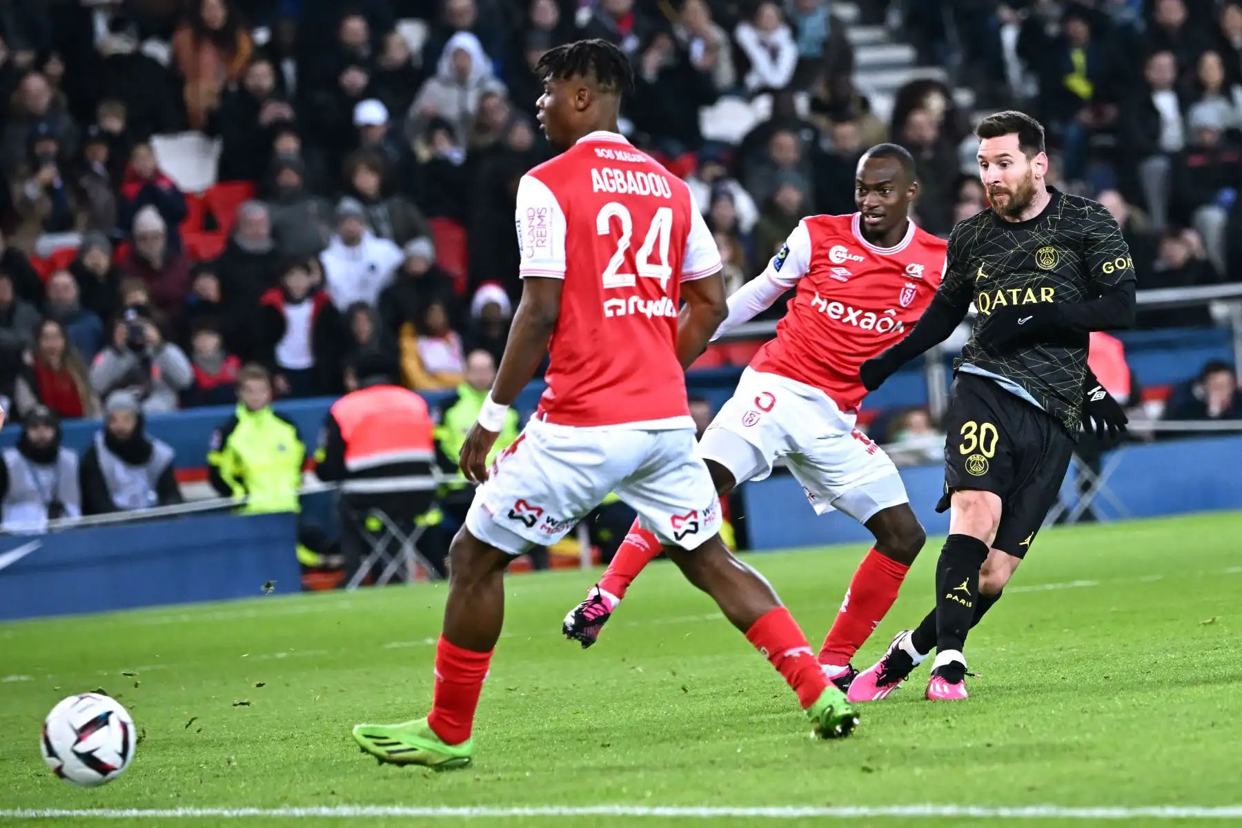 El delantero argentino del Paris Saint-Germain, Lionel Messi (derecha), dispara y pierde una oportunidad de gol durante el partido de fútbol de la L1 francesa entre el Paris Saint-Germain (PSG) y el Stade de Reims en el estadio Parc des Princes de París el 29 de enero de 2023.

Foto: AFP