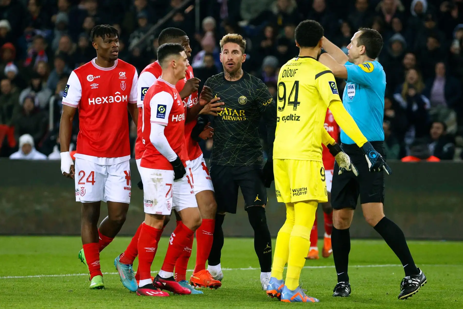 El defensa español del Paris Saint-Germain, Sergio Ramos (centro), discute con los jugadores del Reims durante el partido de fútbol de la L1 francesa entre el Paris Saint-Germain (PSG) y el Stade de Reims en el estadio Parc des Princes de París el 29 de enero de 2023.

Foto: AFP