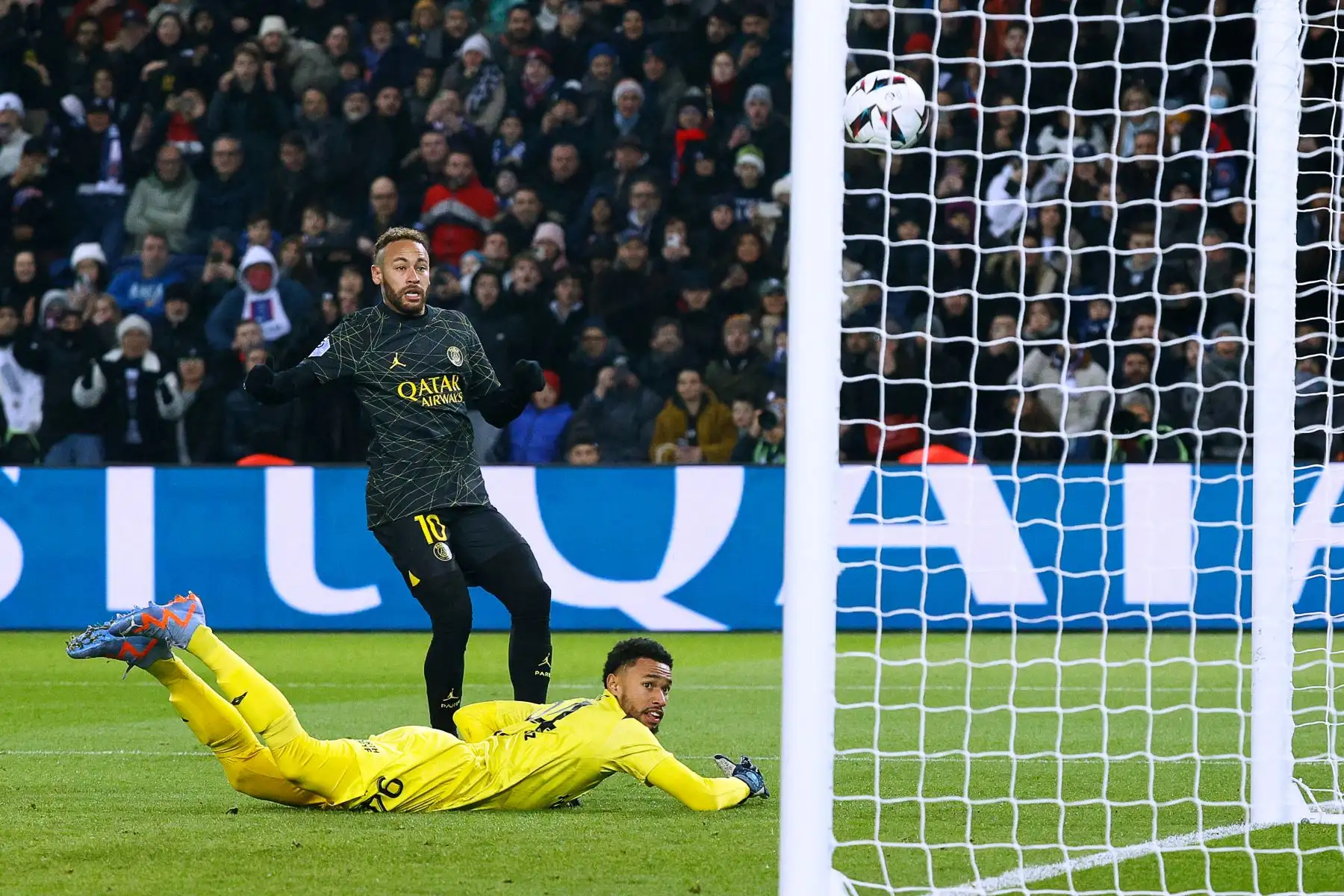 El delantero brasileño de Paris Saint-Germain, Neymar (L), dispara y marca el gol de apertura pasando al portero francés de Reims, Yehvann Diouf, durante el partido de fútbol francés L1 entre Paris Saint-Germain (PSG) y Stade de Reims en el estadio Parc des Princes en París el 29 de enero de 2023.

Foto: AFP