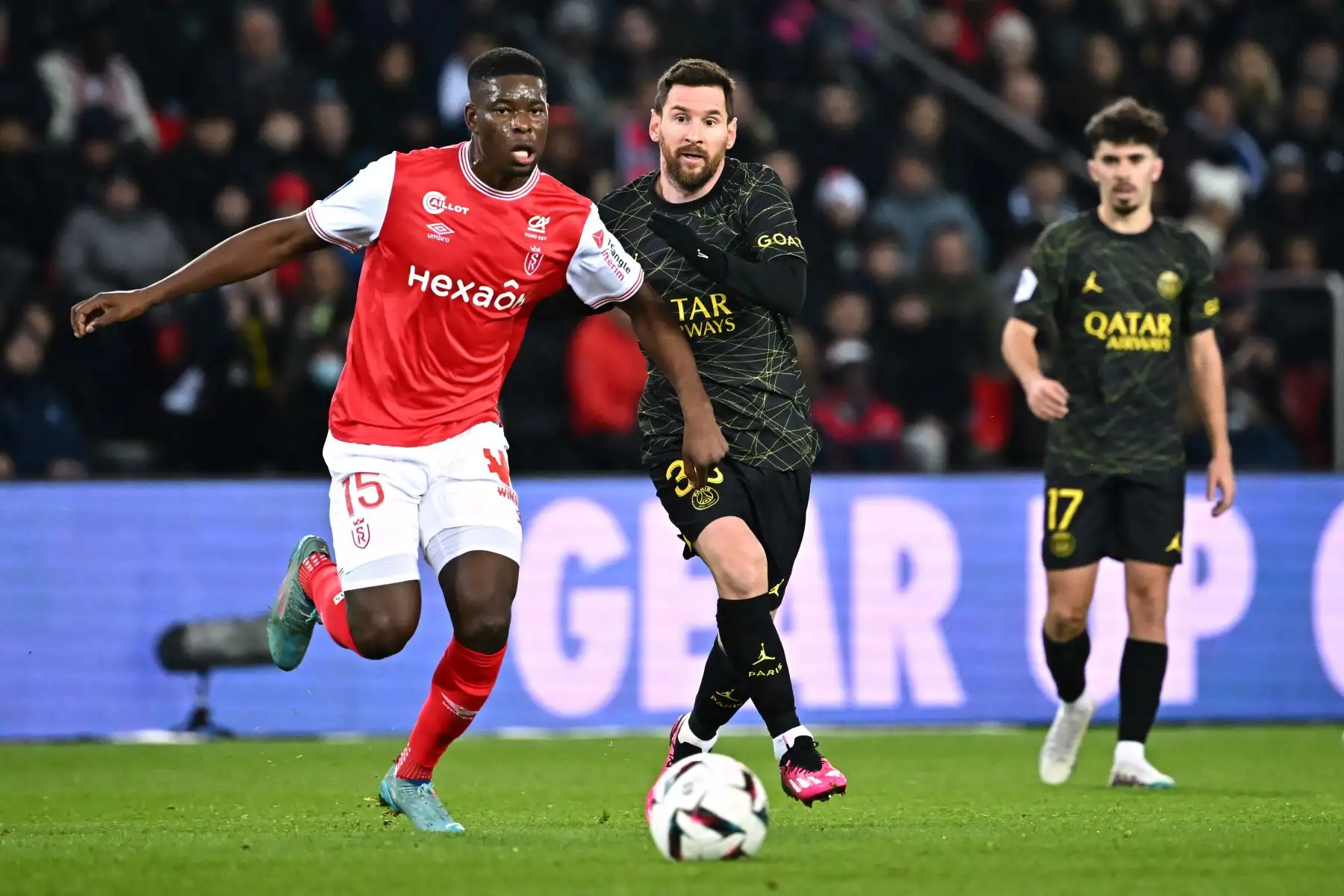 El delantero argentino del Paris Saint-Germain, Lionel Messi (centro), lucha por el balón con el mediocampista zimbabuense de Reims, Marshall Munetsi, durante el partido de fútbol de la L1 francesa entre el Paris Saint-Germain (PSG) y el Stade de Reims en el estadio Parc des Princes de París en enero. 29, 2023.

Foto: AFP