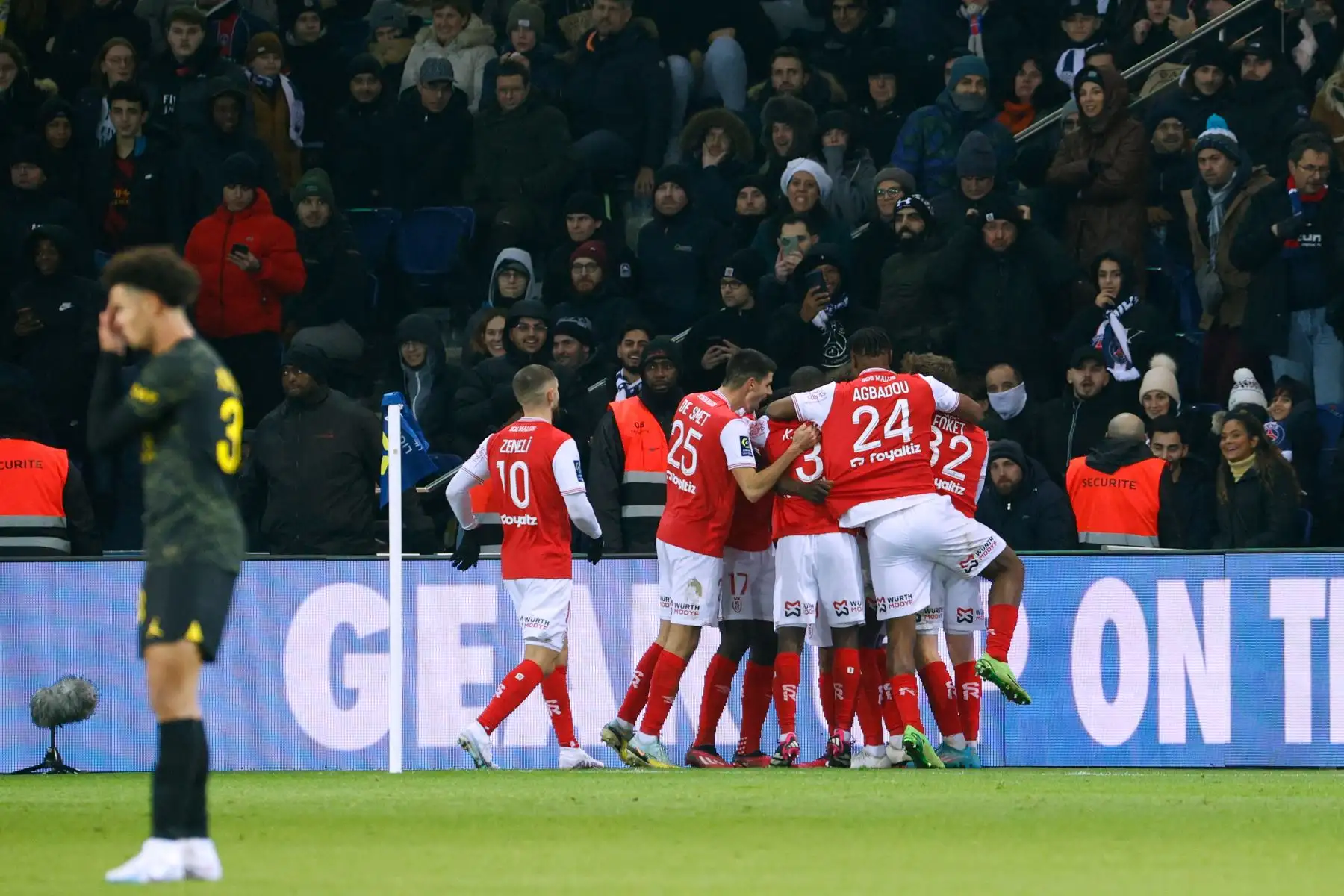 Los jugadores de Reims celebran después de marcar su primer gol durante el partido de fútbol de la L1 francesa entre el Paris Saint-Germain (PSG) y el Stade de Reims en el estadio Parc des Princes de París el 29 de enero de 2023.

Foto: AFP