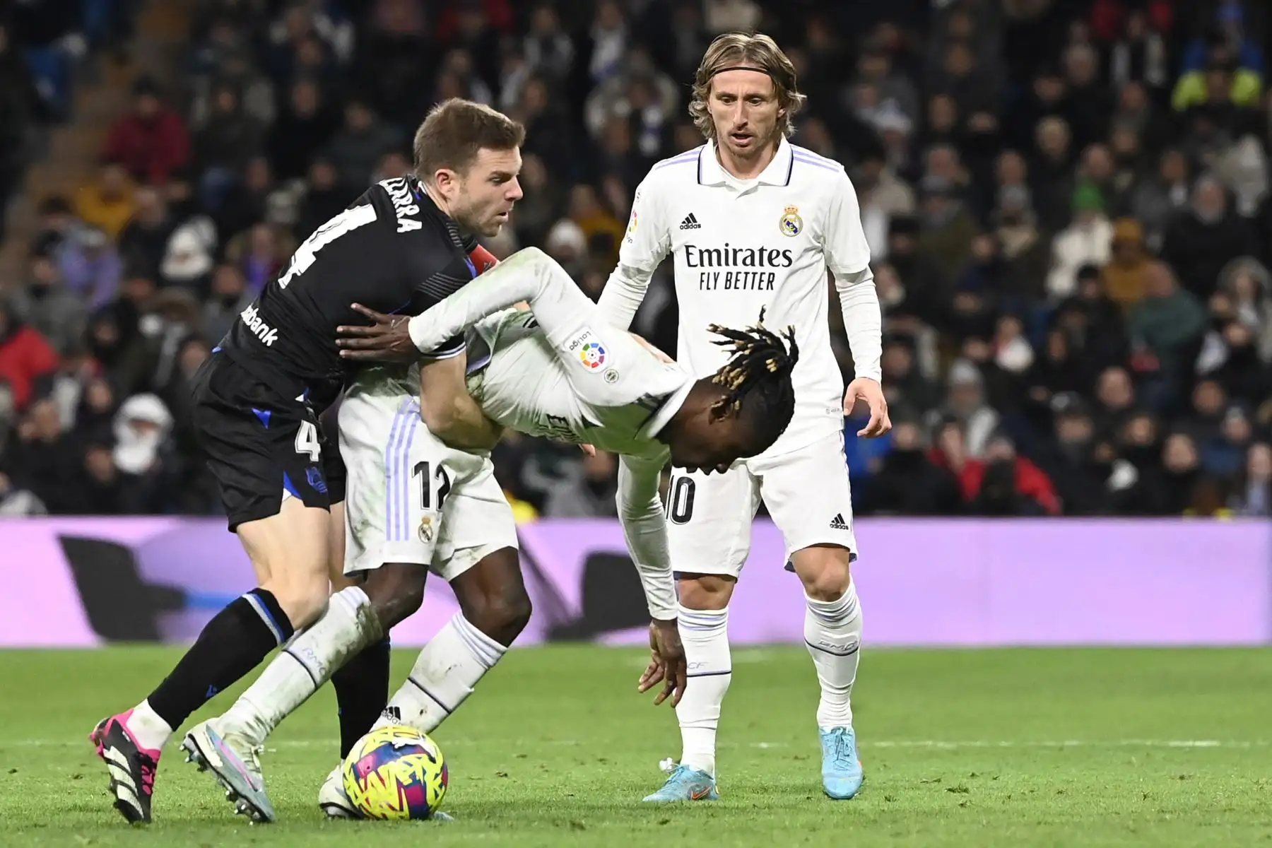 El mediocampista español de la Real Sociedad Asier Illarramendi (L) compite con el mediocampista francés del Real Madrid Eduardo Camavinga (C) durante el partido de fútbol de la liga española entre el Real Madrid CF y la Real Sociedad en el estadio Santiago Bernabeu en Madrid el 29 de enero de 2023.

Foto: AFP
