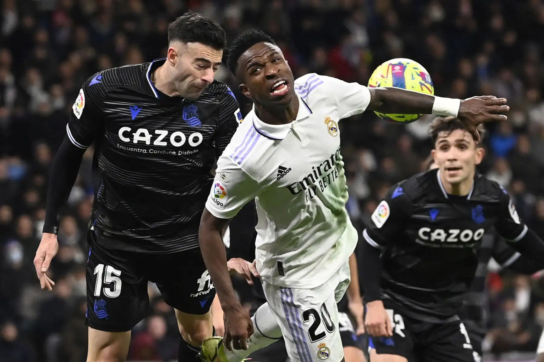 El defensor español de la Real Sociedad, Diego Rico (L), compite con el delantero brasileño del Real Madrid, Vinicius Junior, durante el partido de fútbol de la liga española entre el Real Madrid CF y la Real Sociedad en el estadio Santiago Bernabeu en Madrid el 29 de enero de 2023.


Foto: AFP