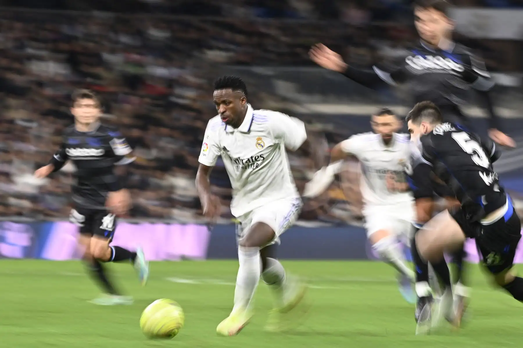 El delantero brasileño del Real Madrid, Vinicius Junior, corre con el balón durante el partido de fútbol de la liga española entre el Real Madrid CF y la Real Sociedad en el estadio Santiago Bernabéu de Madrid el 29 de enero de 2023.


Foto: AFP