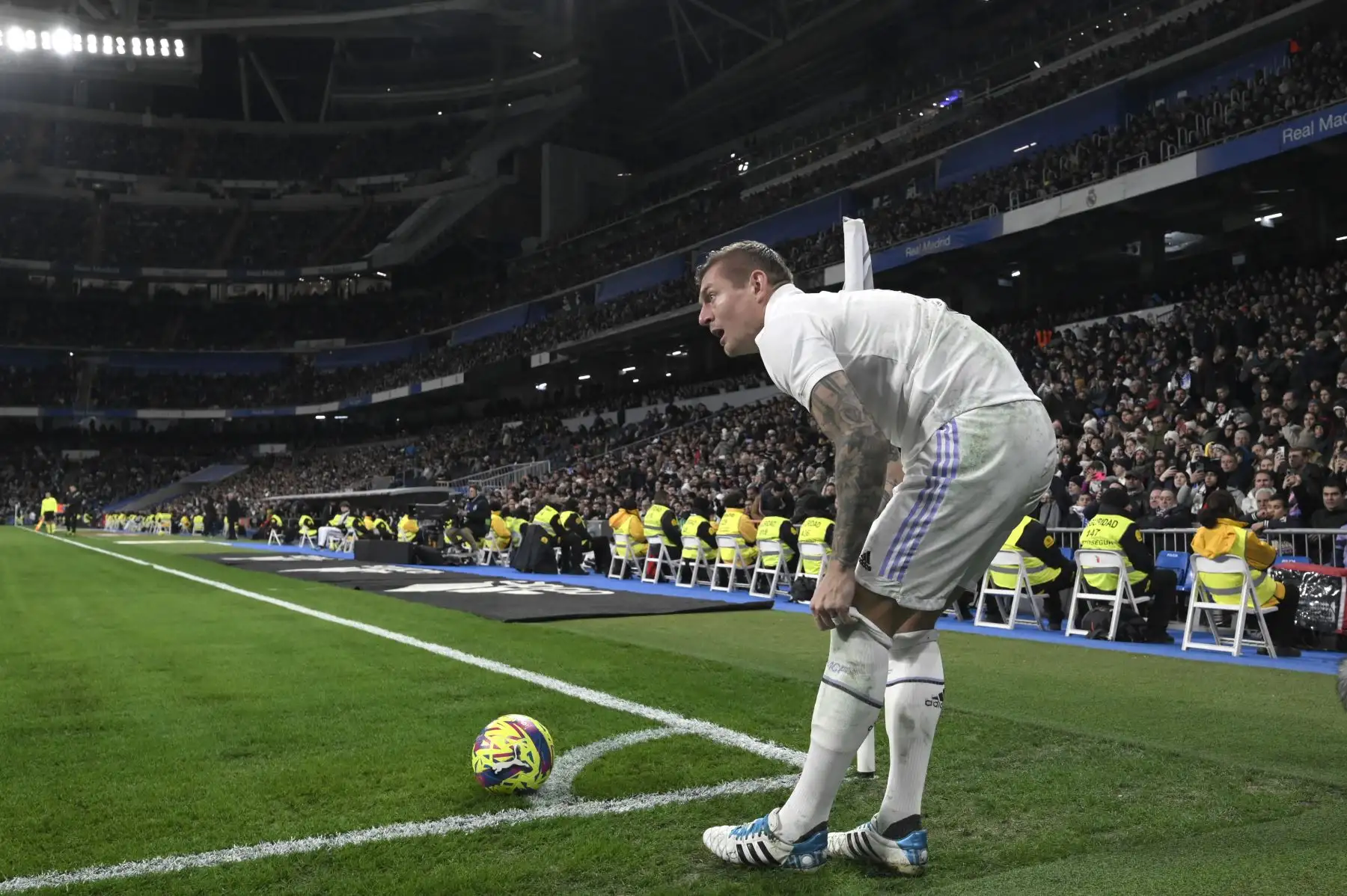 El centrocampista alemán del Real Madrid, Toni Kroos, se prepara para disparar desde la esquina durante el partido de fútbol de la liga española entre el Real Madrid CF y la Real Sociedad en el estadio Santiago Bernabéu de Madrid el 29 de enero de 2023.

Foto: AFP