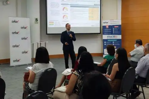 Presidente del Ceplan, Giofianni Peirano, presentó la Guía metodológica para el planeamiento estratégico sectorial, a funcionarios de diversos ministerios. Foto: Cortesía.
