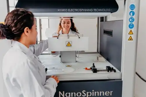 El año pasado, la startup Le Qara fue ganadora en el K-Startup Grand Challenge 2022. Asimismo, para continuar con las investigaciones, se adquirió un moderno equipo de electro-spinning para centro de investigación en Arequipa.
