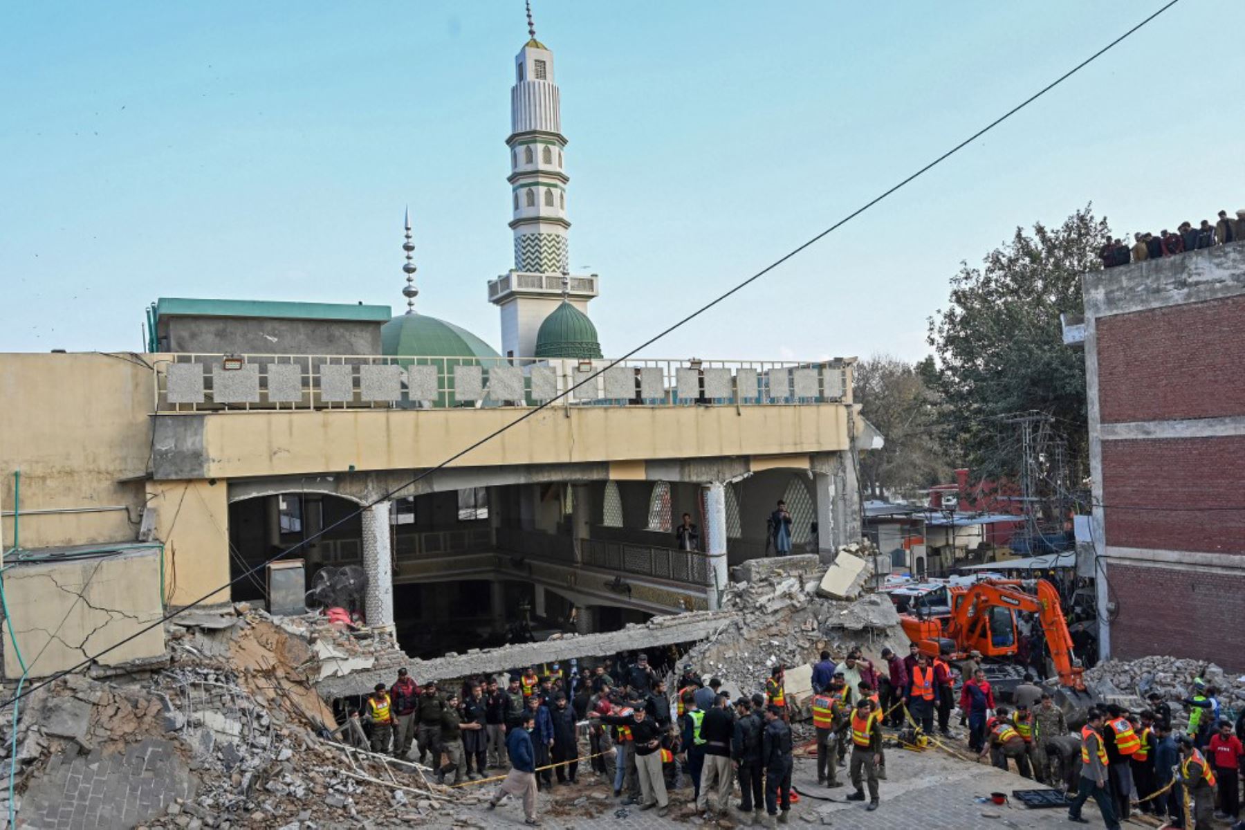 Personal de seguridad y rescatistas buscan víctimas de la explosión entre los escombros de una mezquita en Peshawar. Foto: AFP