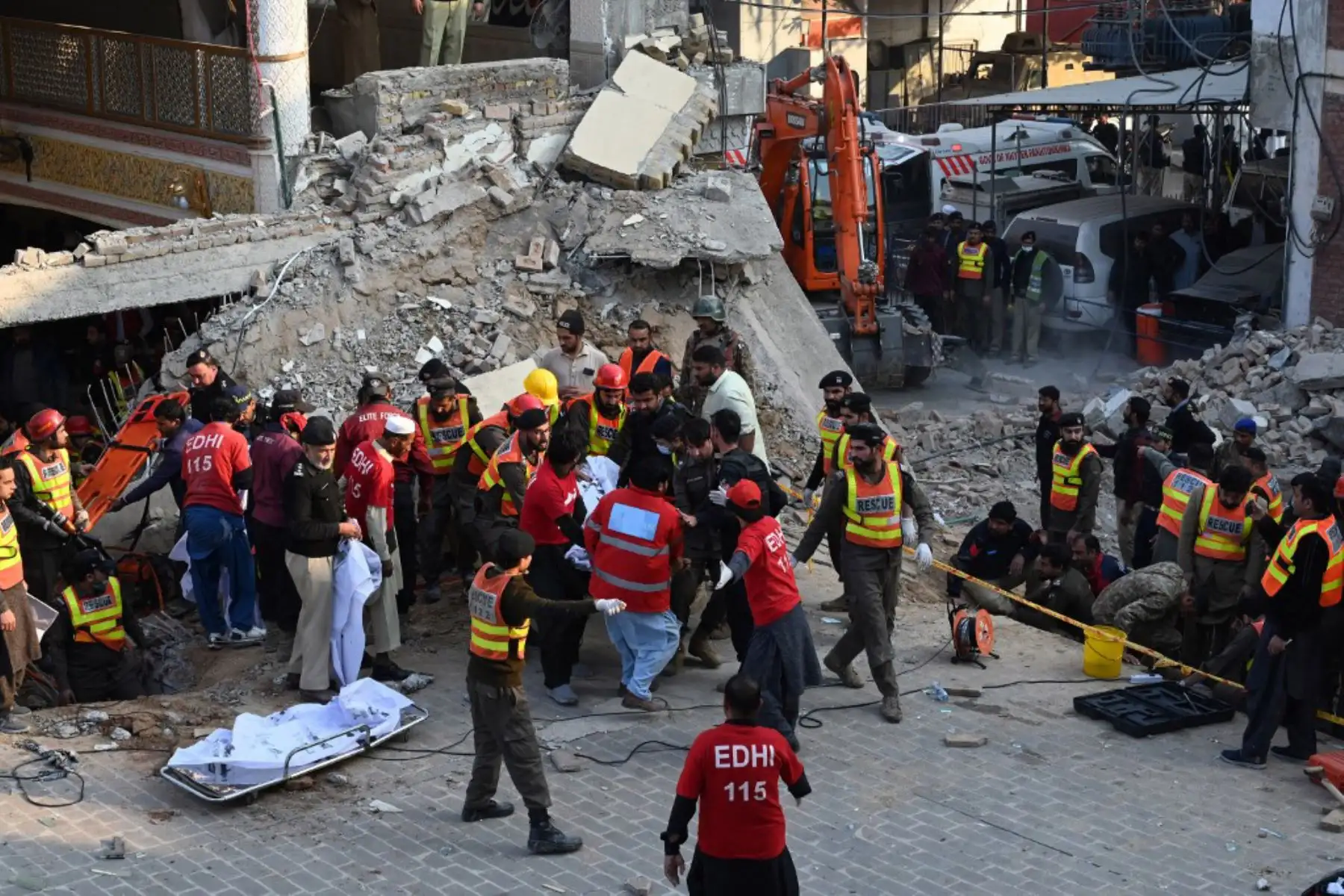 Una explosión en una mezquita dentro de la sede de la policía en Pakistán, mató al menos a 30 fieles e hirió a 120 más, dijeron las autoridades. Foto: AFP