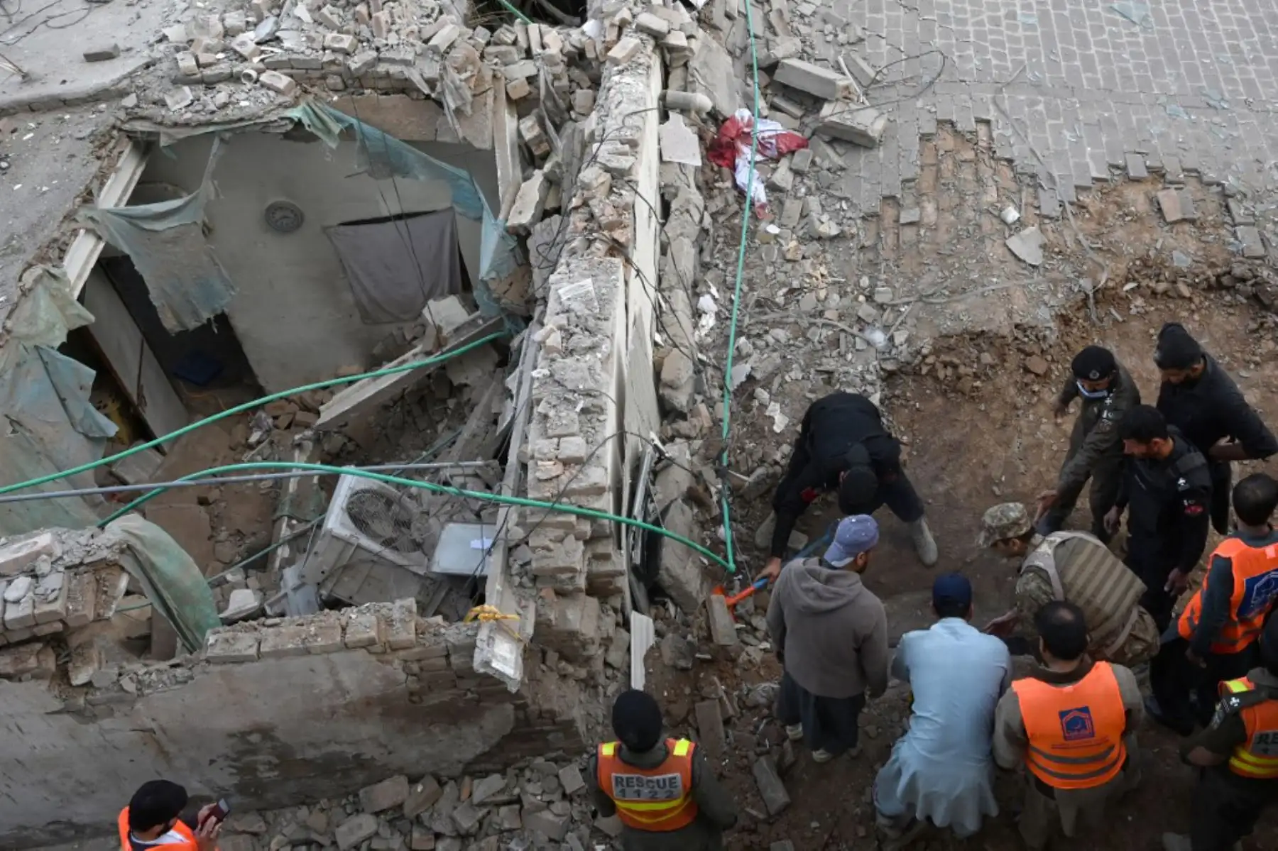 Una explosión en una mezquita dentro de la sede de la policía en Pakistán, mató al menos a 30 fieles e hirió a 120 más, dijeron las autoridades. Foto: AFP