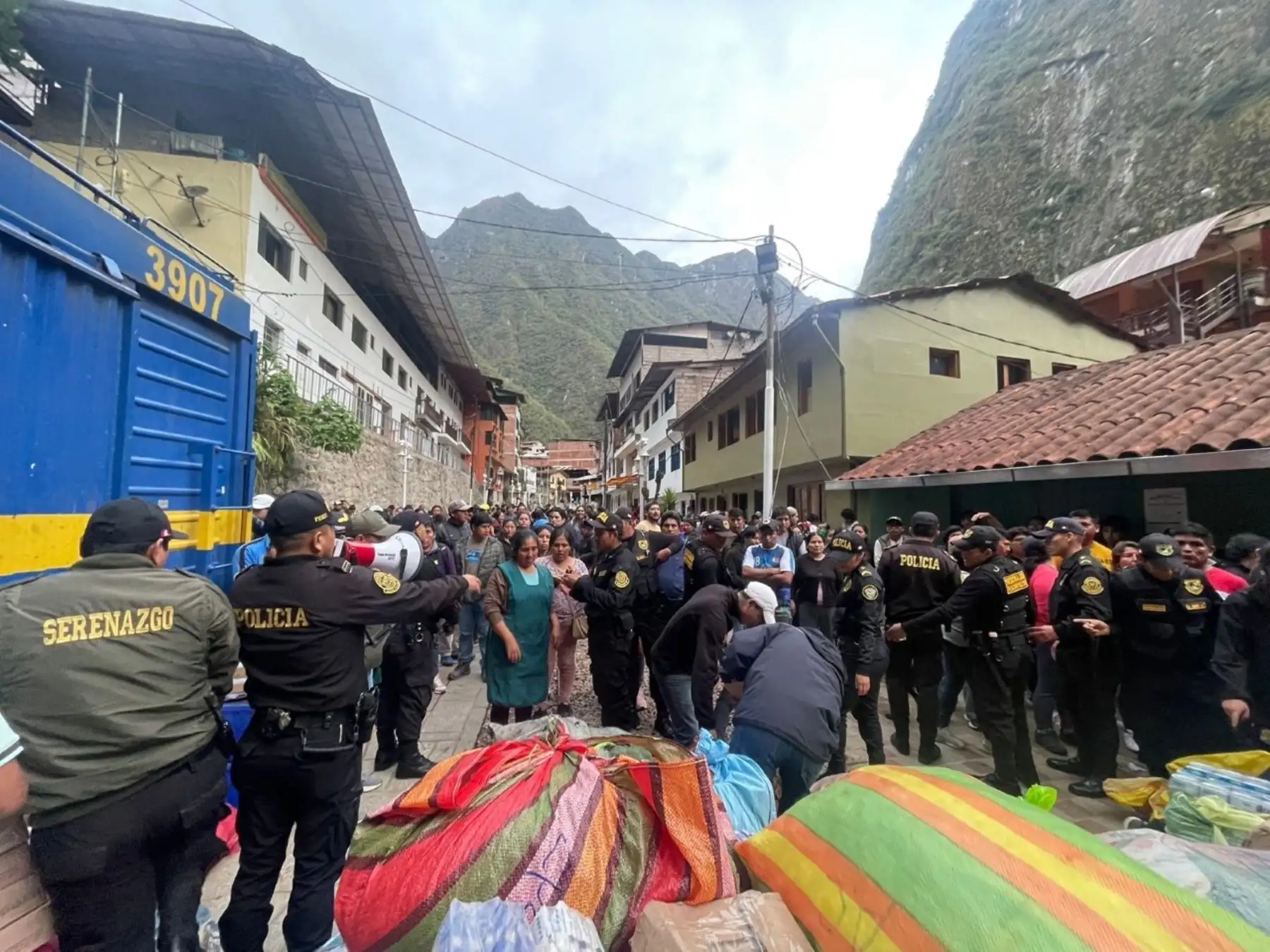Policía Nacional garantizó la seguridad al tren de emergencia que trasladó alimentos a Machu Picchu Pueblo para atender la demanda de sus habitantes. ANDINA/Difusión