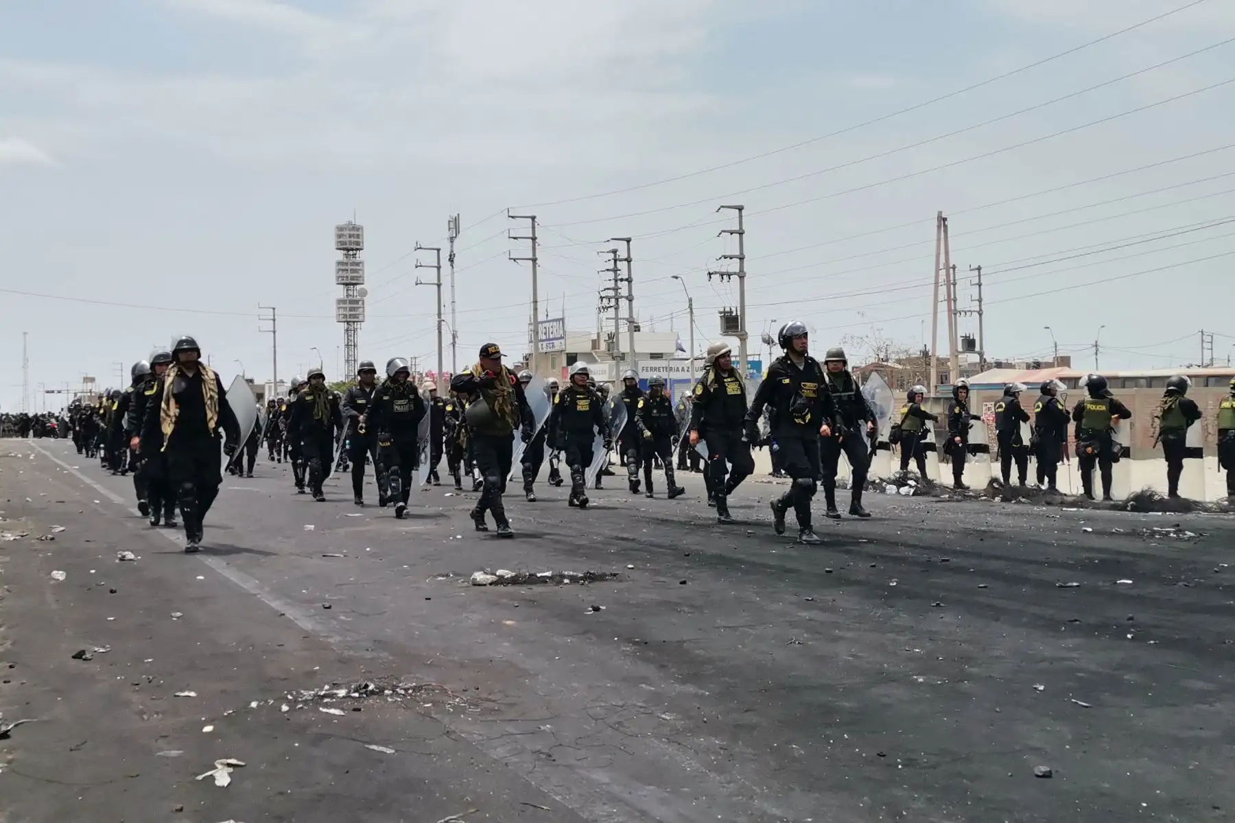 Cerca de 2 mil policías integrados por el Frente Policial Ica y la región Policial de Lima con apoyo de la primera brigada de Fuerzas Especiales del Ejército Peruano tomaron el control de la carretera Panamericana Sur en Barrio Chino en el distrito de Salas Guadalupe en la provincia de Ica. Foto: Genry Bautista