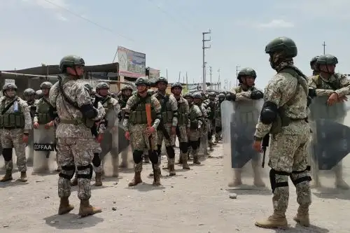 Con apoyo del Ejército, Policía libera el tránsito en la carretera Panamericana Sur en Barrio Chino. Foto: Genry Bautista