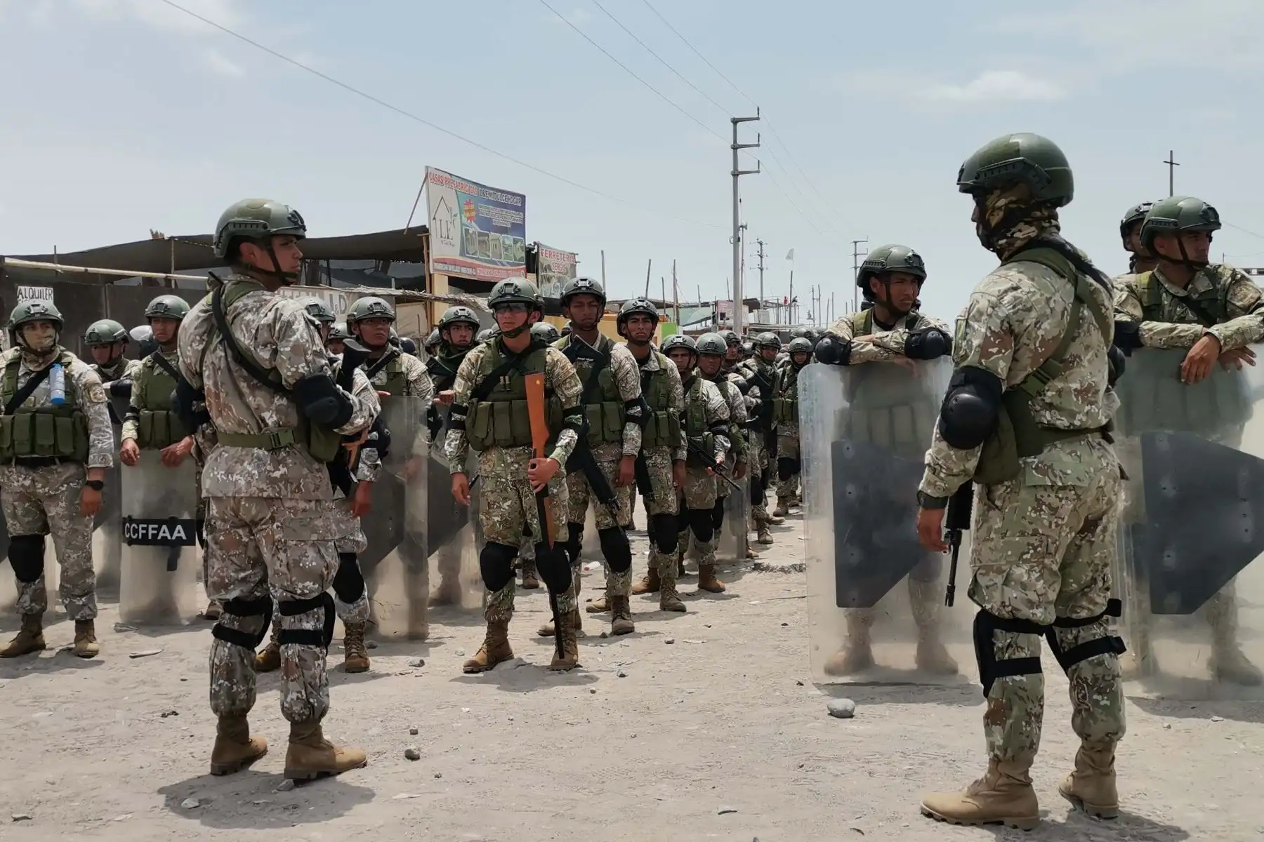 Cerca de 2 mil policías integrados por el Frente Policial Ica y la región Policial de Lima con apoyo de la primera brigada de Fuerzas Especiales del Ejército Peruano tomaron el control de la carretera Panamericana Sur en Barrio Chino en el distrito de Salas Guadalupe en la provincia de Ica. Foto: Genry Bautista