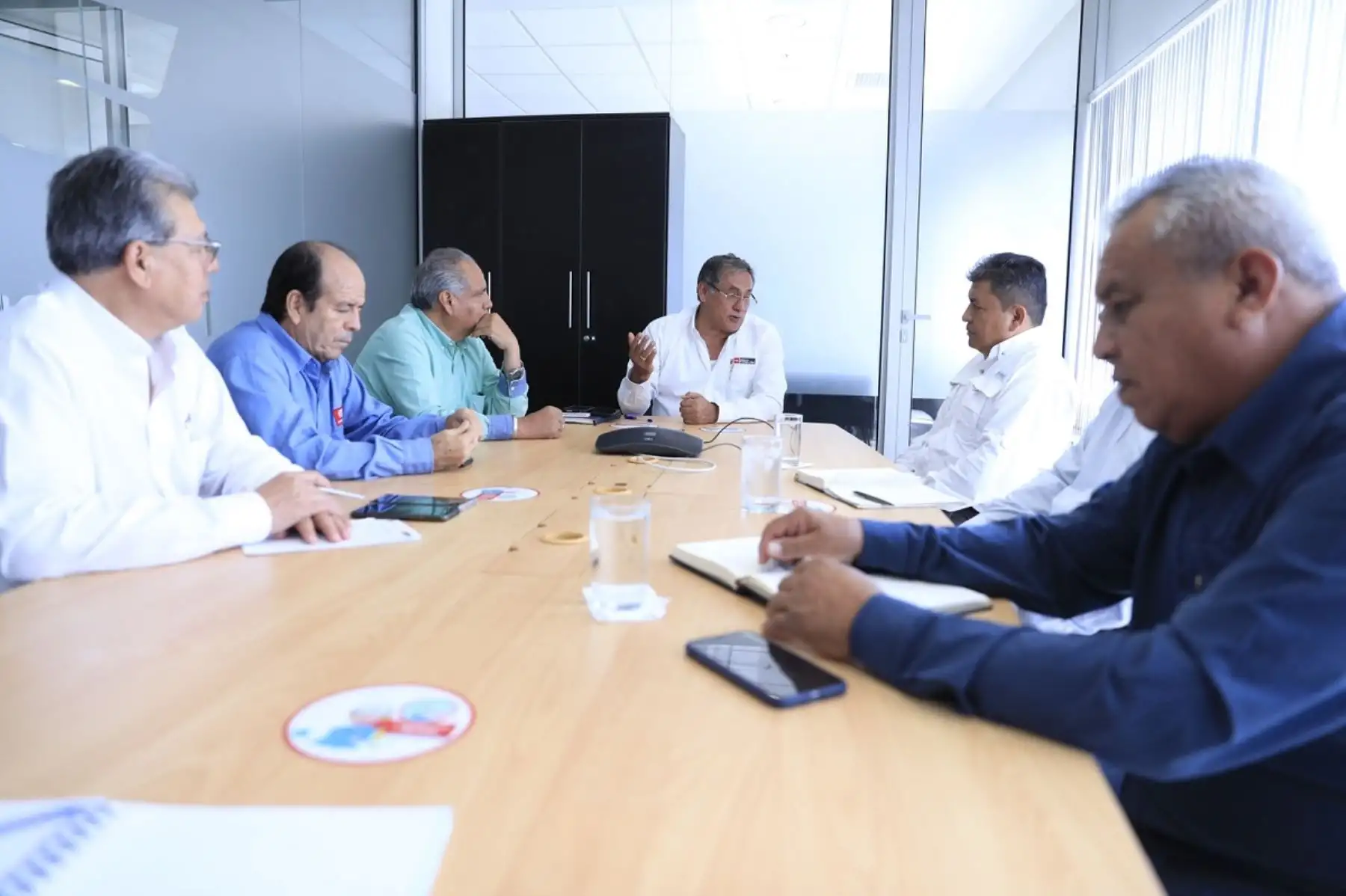 Ministro de Energía y Minas, Óscar Vera, en reunión de trabajo con autoridades en la región Piura y  anuncia que más de 65 mil familias se beneficiarán con vale GLP en la región Piura. Foto: Cortesía.