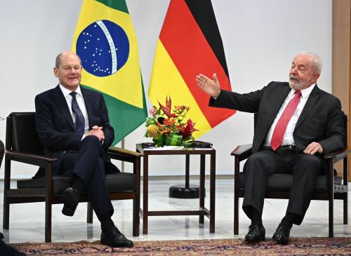 El presidente de Brasil, Luiz Inácio Lula da Silva (d), se reúne con el canciller de Alemania, Olaf Scholz (i), hoy, en el Palacio de Planalto, en Brasilia. Foto: EFE