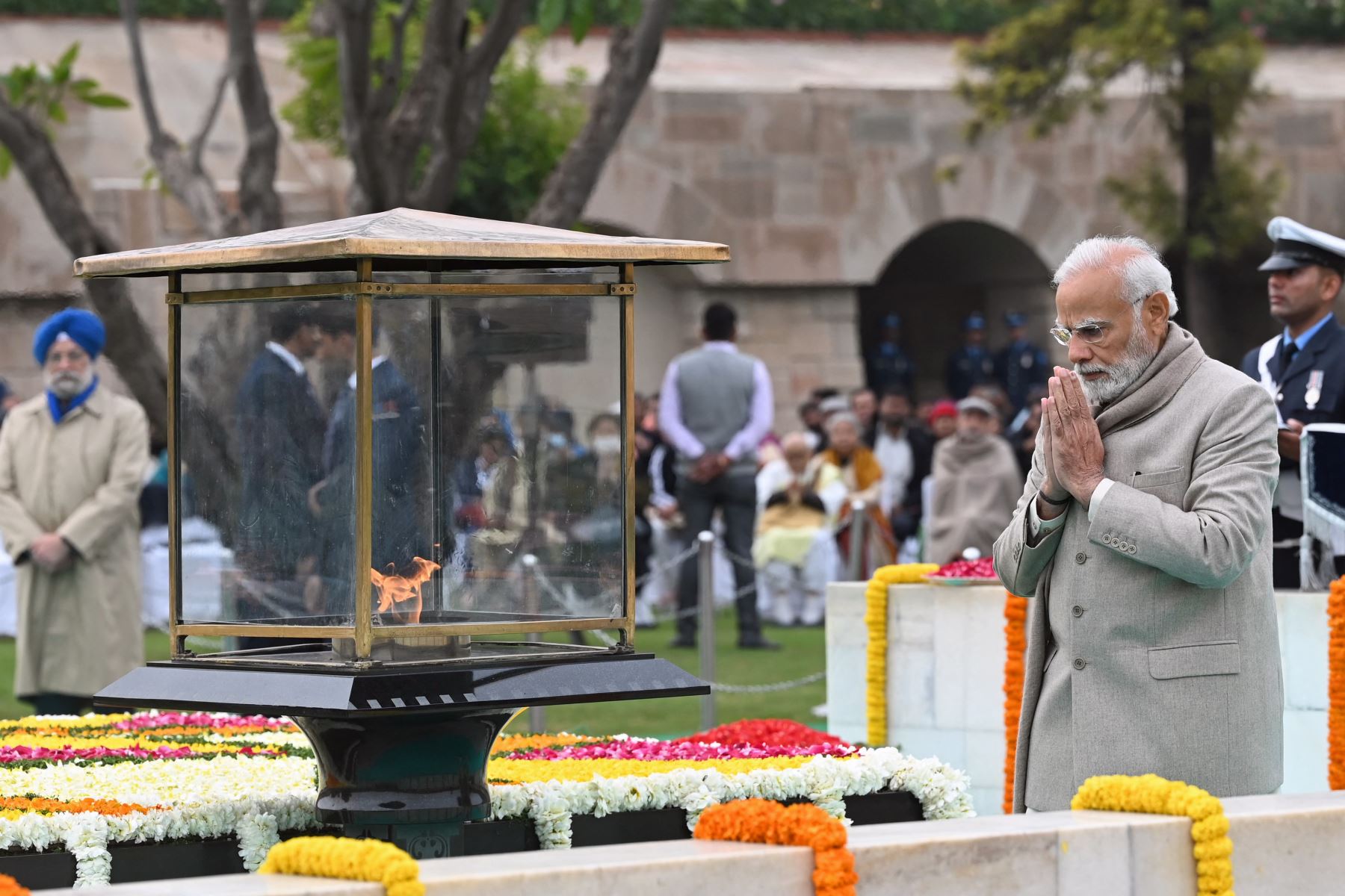 El primer ministro de la India, Narendra Modi, rinde homenaje en el memorial de Mahatma Gandhi en Rajghat en el aniversario de la muerte de Gandhi en Nueva Delhi el 30 de enero de 2023. El aniversario de la muerte de Gandhi, conocido en India como Bapu (padre), también se observa como Día del Mártir en el país.


Foto: AFP