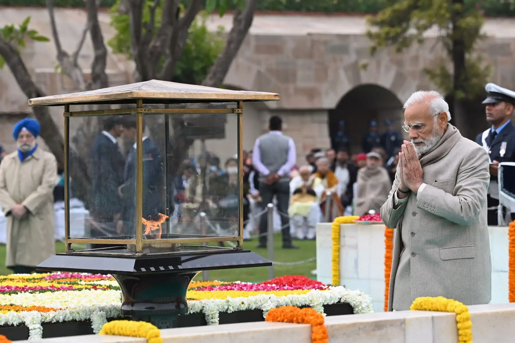 El primer ministro de la India, Narendra Modi, rinde homenaje en el memorial de Mahatma Gandhi en Rajghat en el aniversario de la muerte de Gandhi en Nueva Delhi el 30 de enero de 2023. El aniversario de la muerte de Gandhi, conocido en India como Bapu (padre), también se observa como Día del Mártir en el país.


Foto: AFP