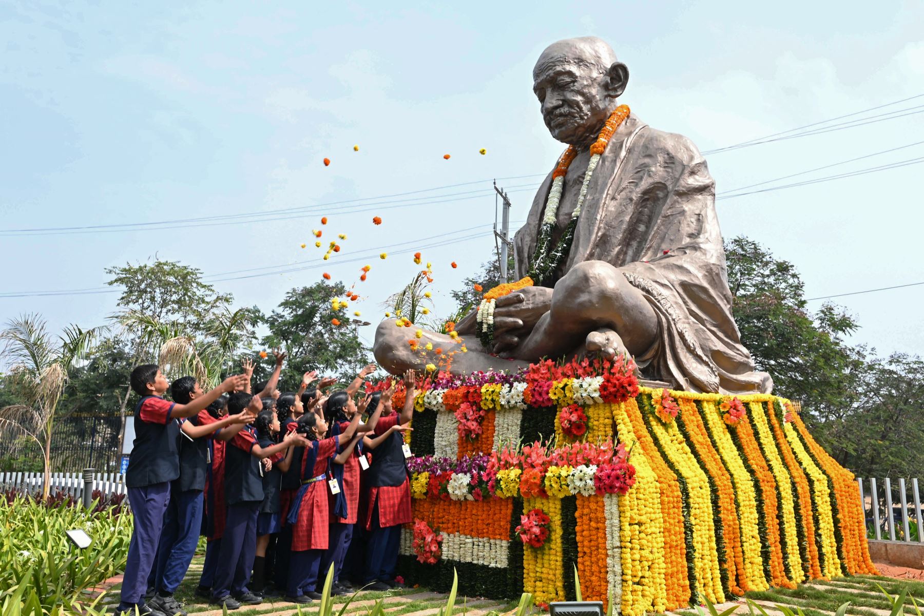 Los estudiantes de la escuela esparcen flores sobre la estatua de Mahatma Gandhi en el aniversario de su muerte en Hyderabad el 30 de enero de 2023. El aniversario de la muerte de Gandhi, conocido en India como Bapu (padre), también se observa como el Día de los Mártires en el país.
Foto: AFP